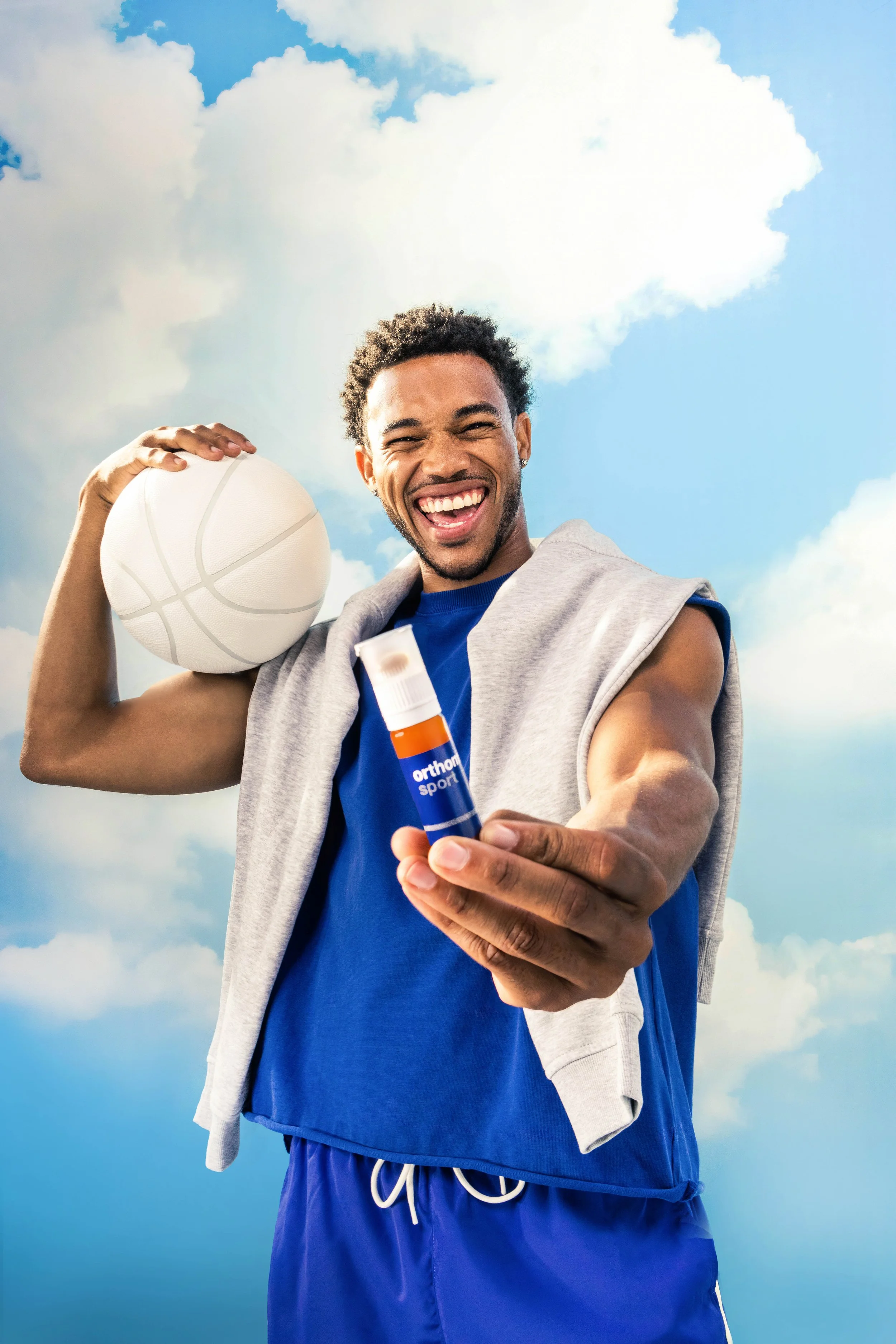 Orthomol_Science You Can Feel_Sport Model Hold.jpg