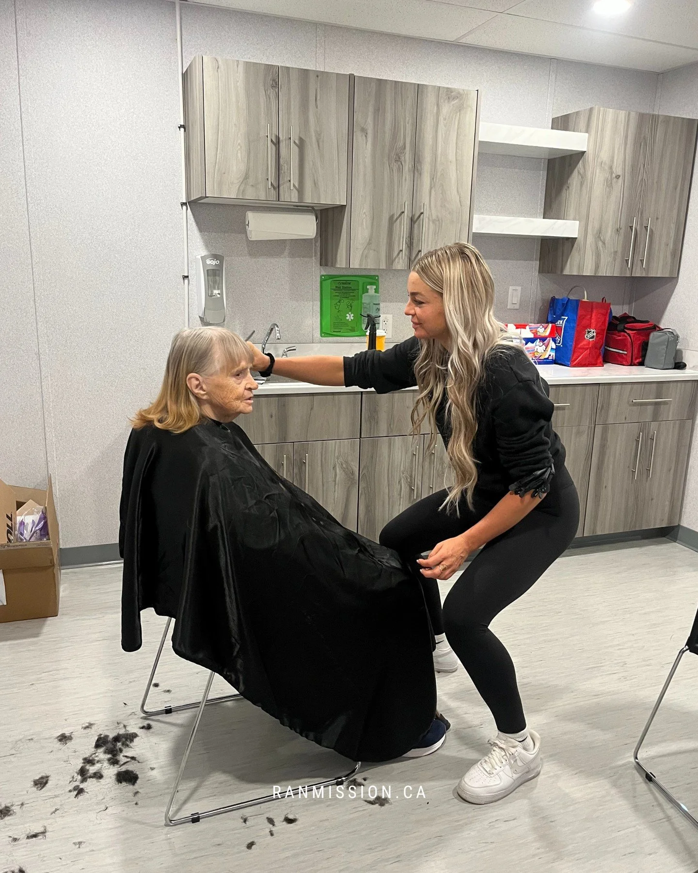 💇&zwj;♀️ A huge thank you to Brittany (@hairbybrittanylangley), who has been generously volunteering her time and talent to cut the hair of our seniors shelter participants.⁠
⁠
Your heart to give back is truly inspiring, and the care and joy you bri