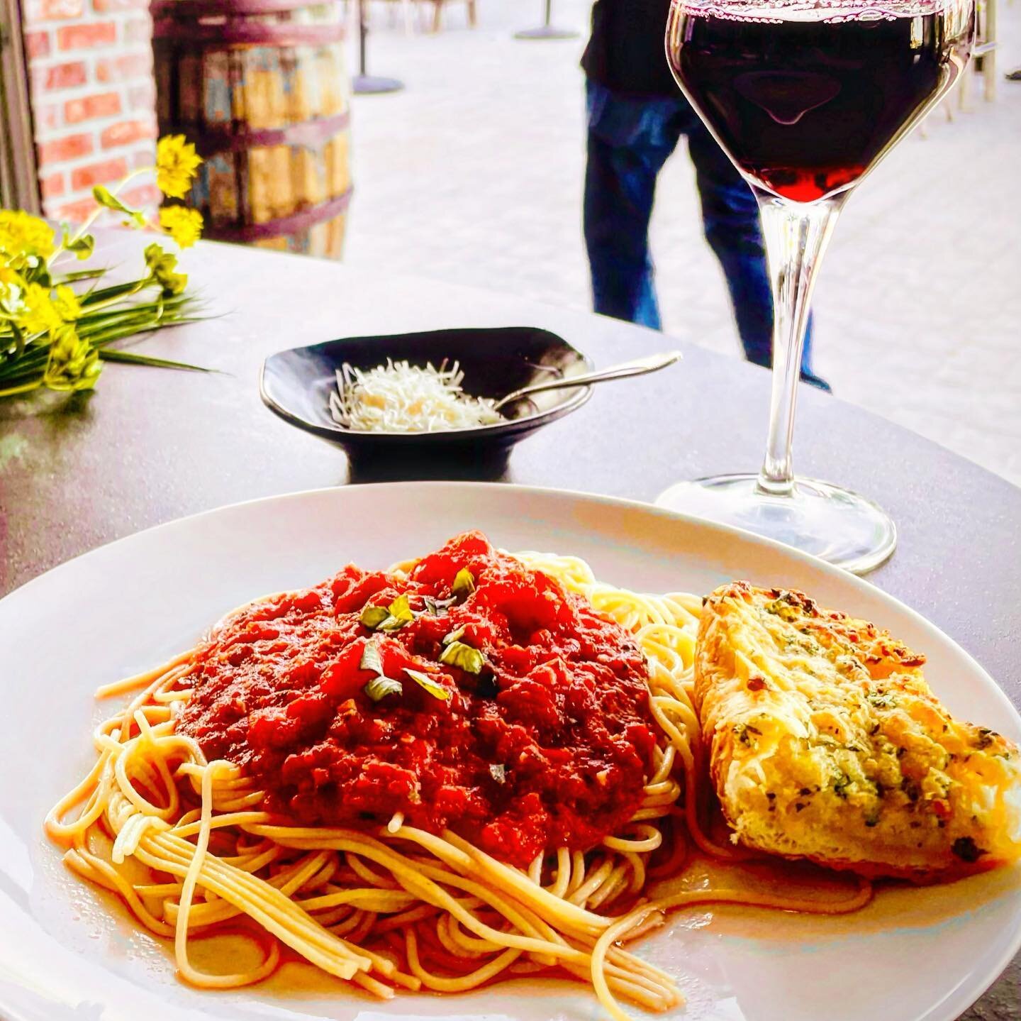 Join us tomorrow evening (6pm) for Sunday Supper! Spaghetti, Garlic Bread, and Red Wine for just $8 🍝🍷

#AtomicLiquors #Atomic #FremontEast #VegasBars #LasVegas #OldVegas #Downtown #DowntownLasVegas #DTLV #Vegas #DowntownVegas #FremontStreet #Downt