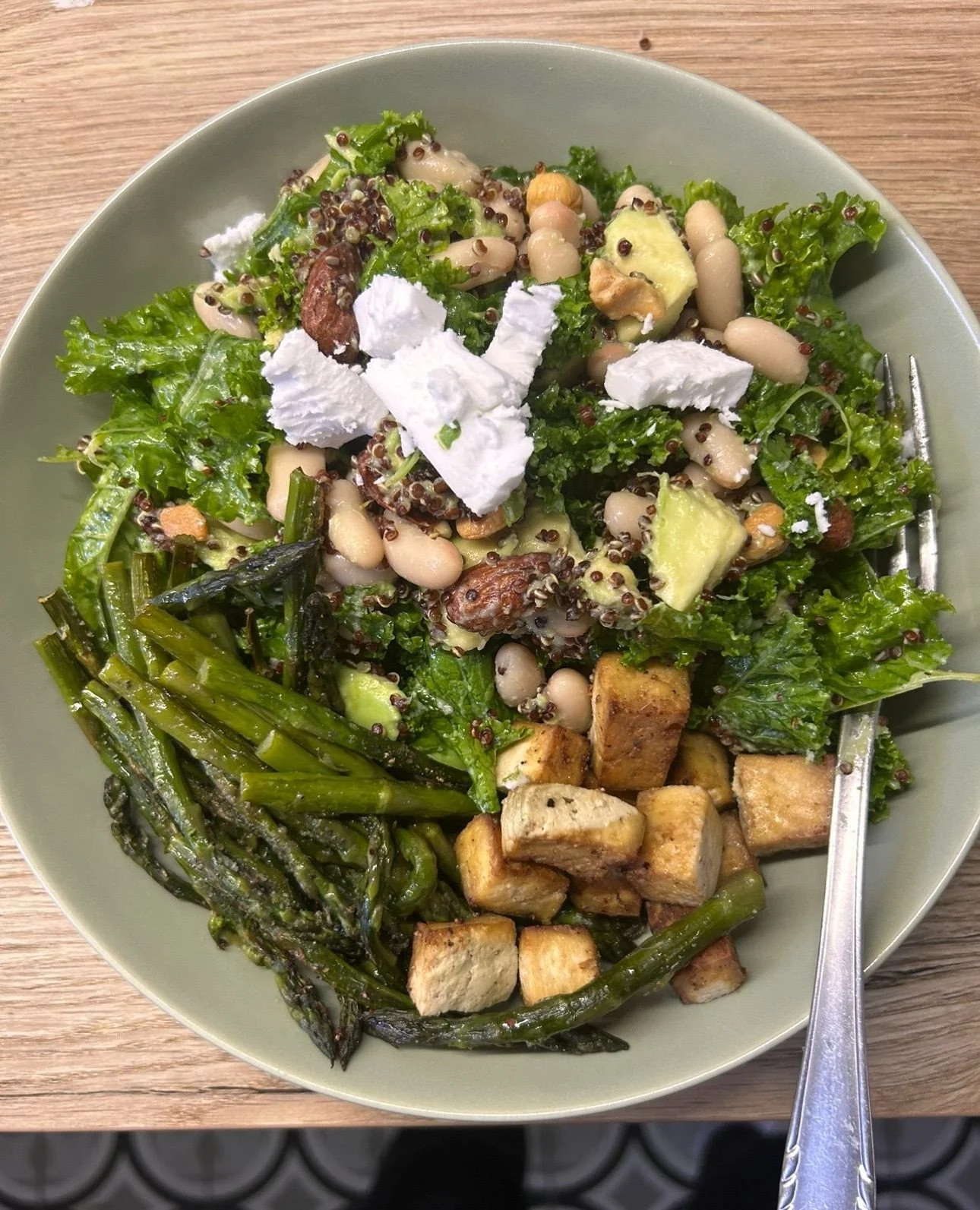 Ingredients⁠
1 cup cooked quinoa (I used red quinoa for extra crunch + color)⁠
2 cups kale, chopped⁠
&frac12; cup white beans (cannellini or great northern)⁠
&frac12; avocado, diced⁠
&frac12; cup tofu, cubed and pan-seared (or sub grilled chicken)⁠
1