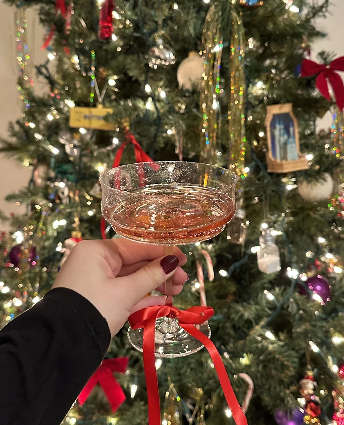 If you are looking for a festive drink with out the hangover we love @drinkhiyo. We love pouring one in a wine glass and sipping guilt free.