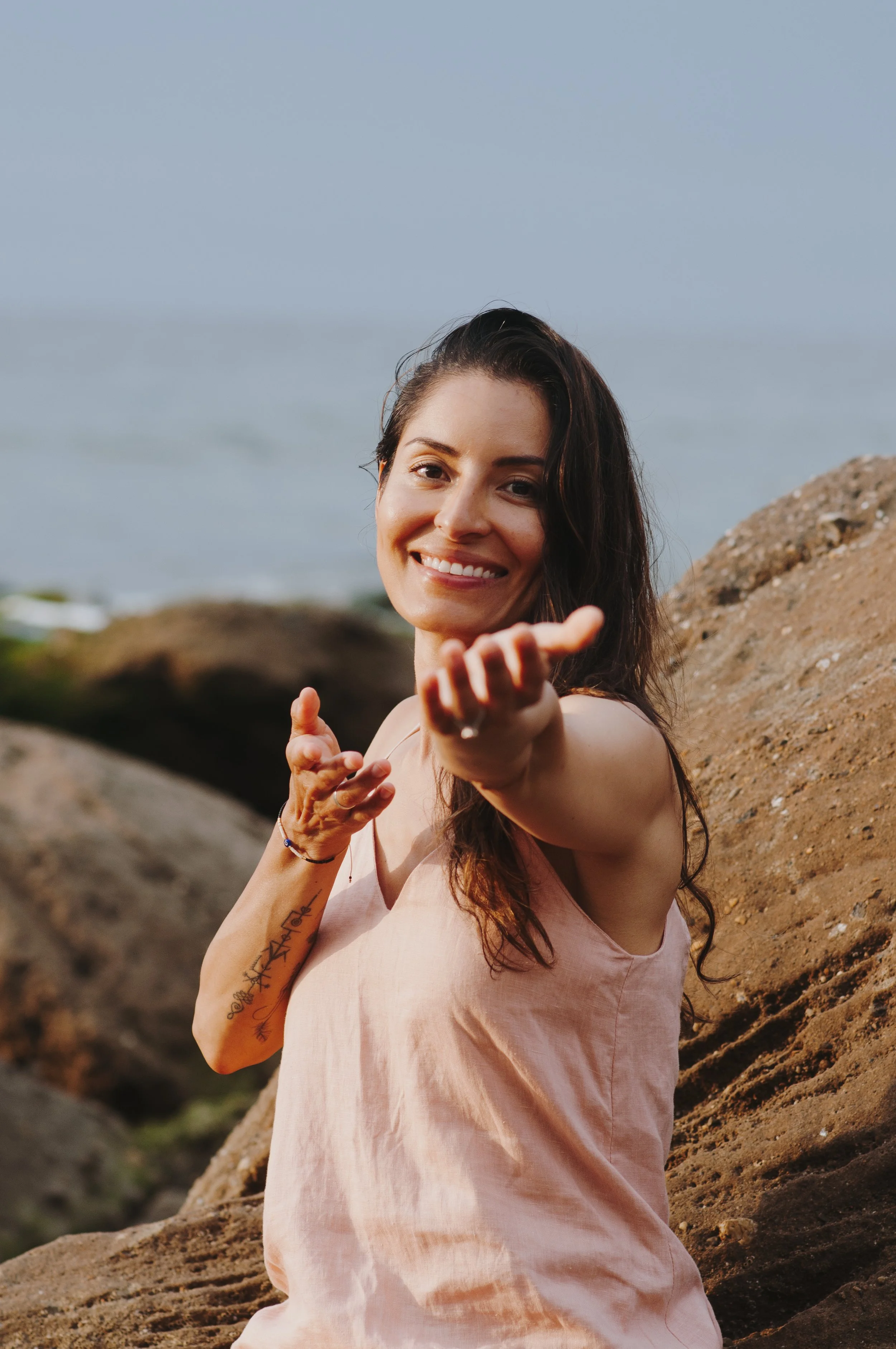 Vanessa Del Castillo, Peruvian-born shamanic mentor, in Sydney. Creatrix 1:1 mentorship, smiling at the beach