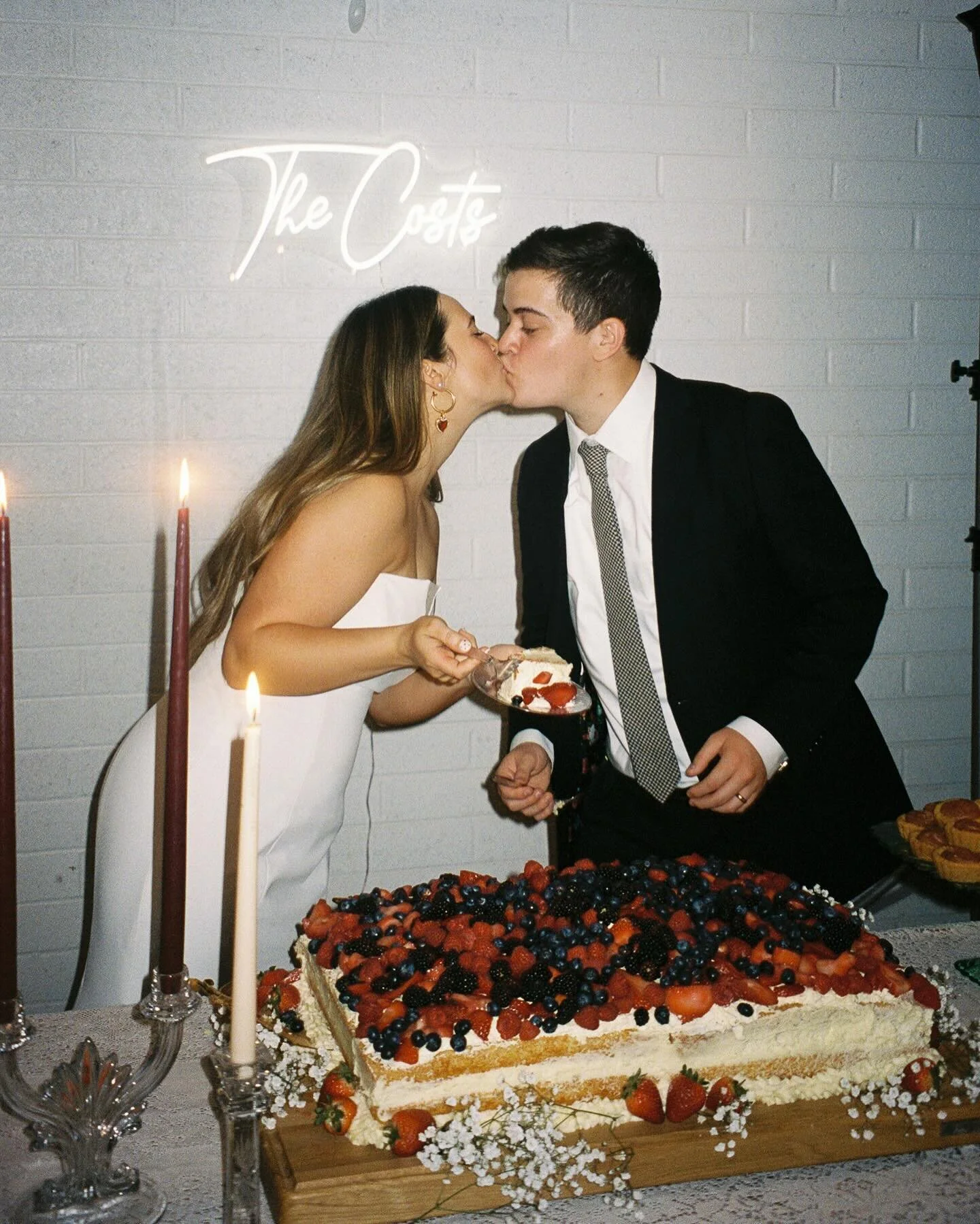 Obsessed with this filmy cake cutting moment from Riley + Ryan&rsquo;s day 🤍
-
Photo: @carlymdemke
Decor: Family &amp; friends
Planning: @rightonqweddings