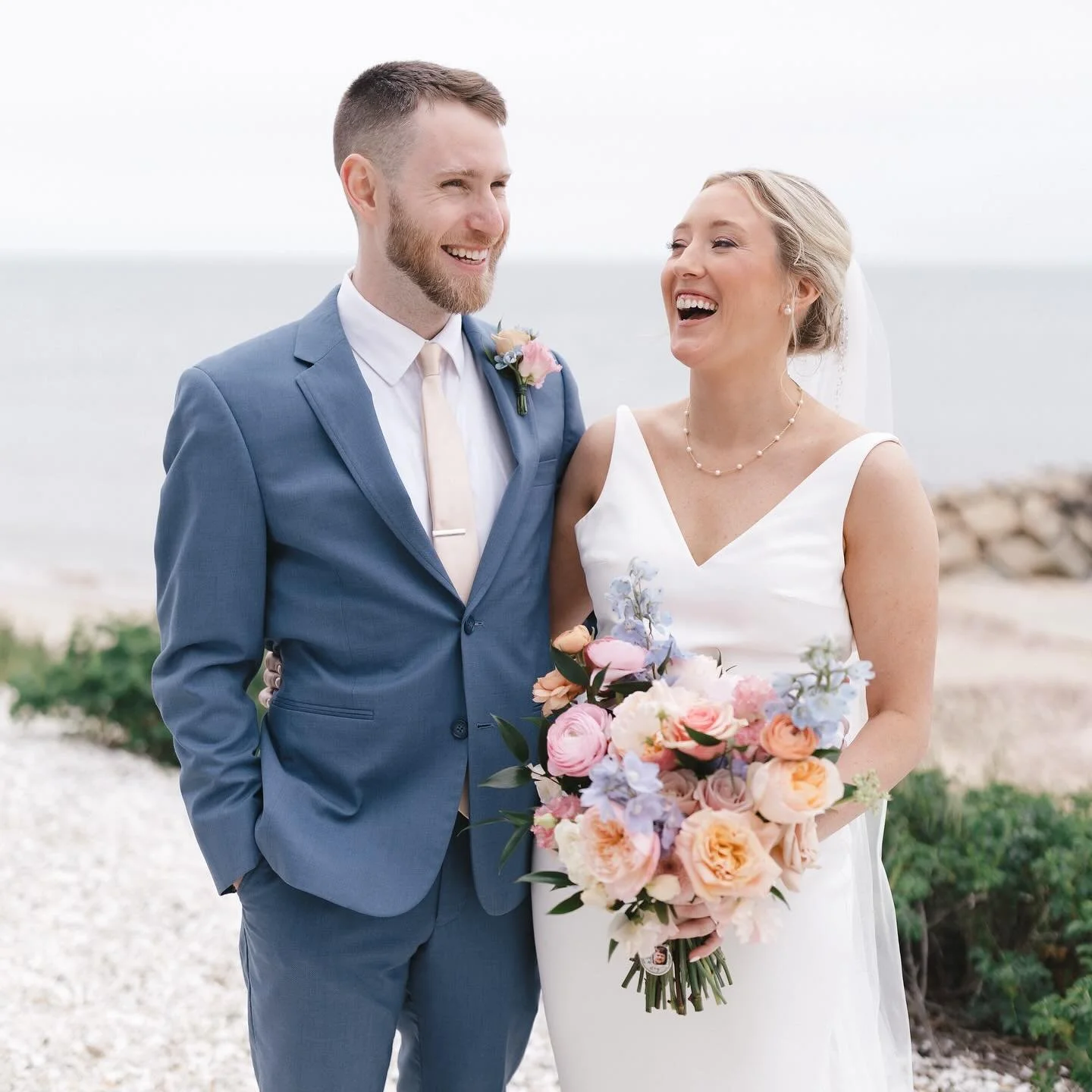 It feels like yesterday we were really kicking off wedding season in May, excited about bright colors and ocean views and everything yet to come 🤍 HOW is it almost October already?! My brain cannot comprehend. Throwing it back to this blustery day i