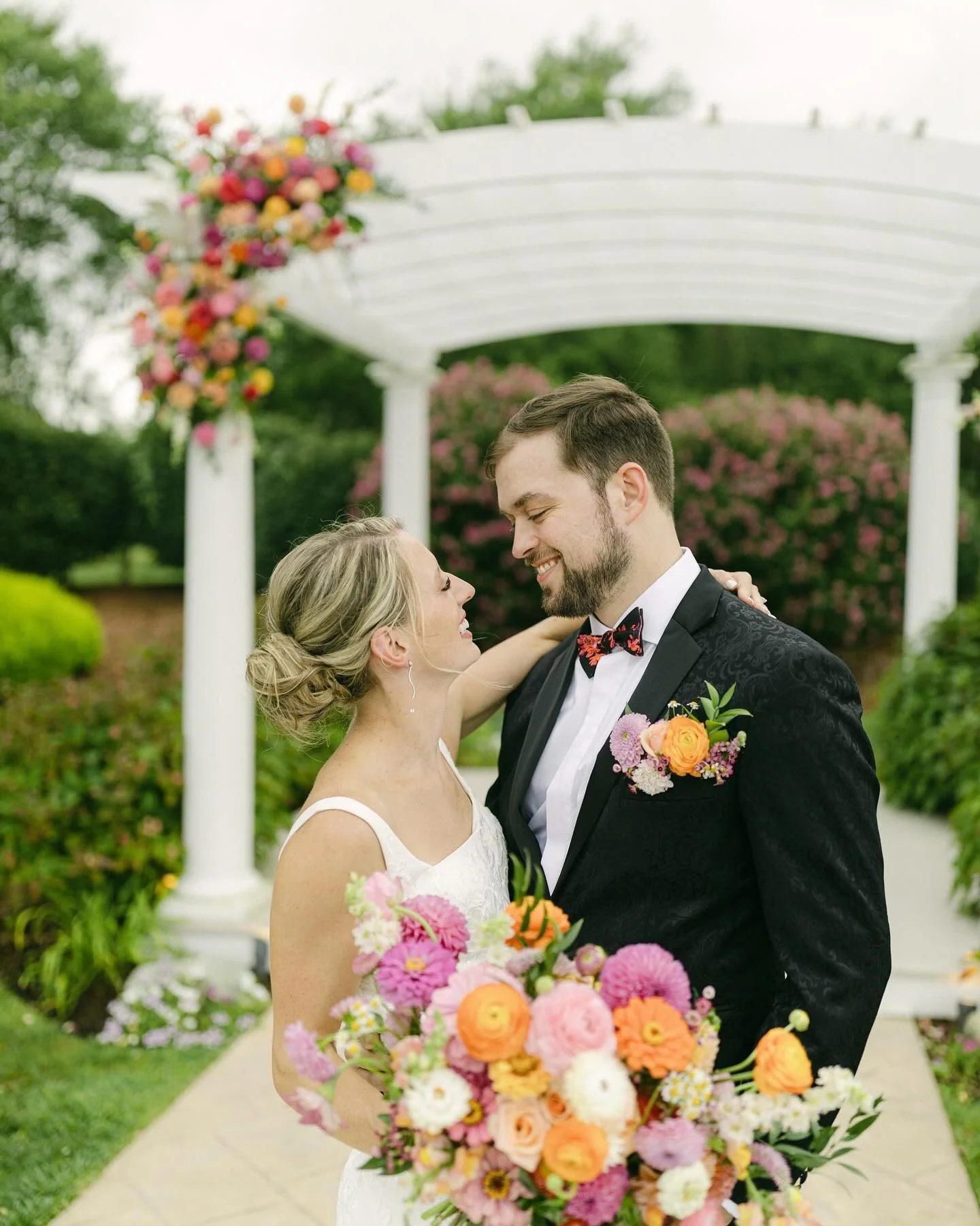 Lisa &amp; Thomas ✨🌸 🧡 these two tied the knot at The Villa at Ridder Country Club with @saphireeventgroup in August. Lisa isn&rsquo;t a big fan of roses so we used tons of locally sourced dahlias, zinnias, sweet pea, scabiosa and lisianthus amongs
