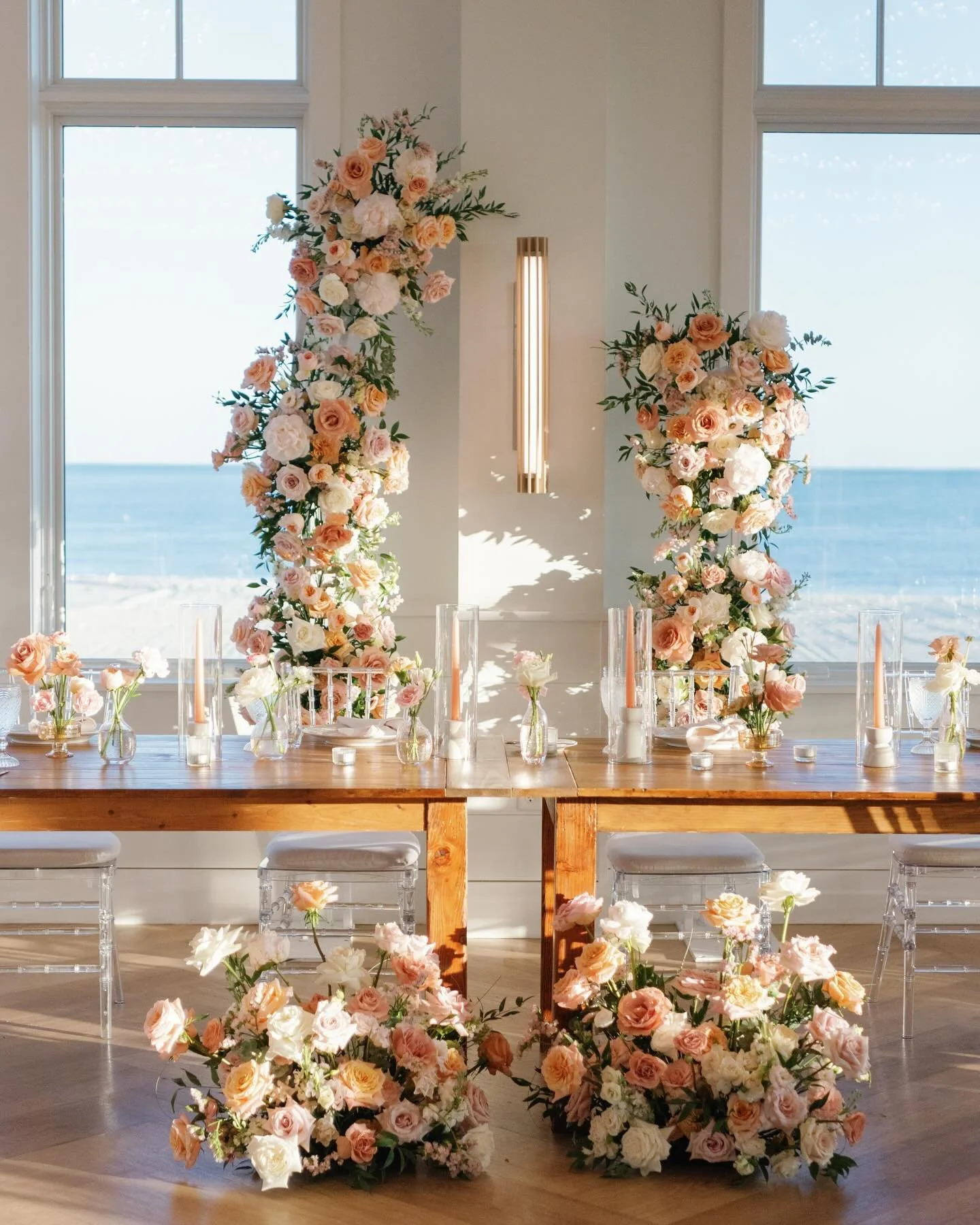 The warmth of this June day lives in my head and heart forever 🤍
&bull;
&bull;
&bull;
@nicolegabriella_planning @haylie_scherm @katherinebrackmanphoto @wychmereevents @wychmerebeachclub