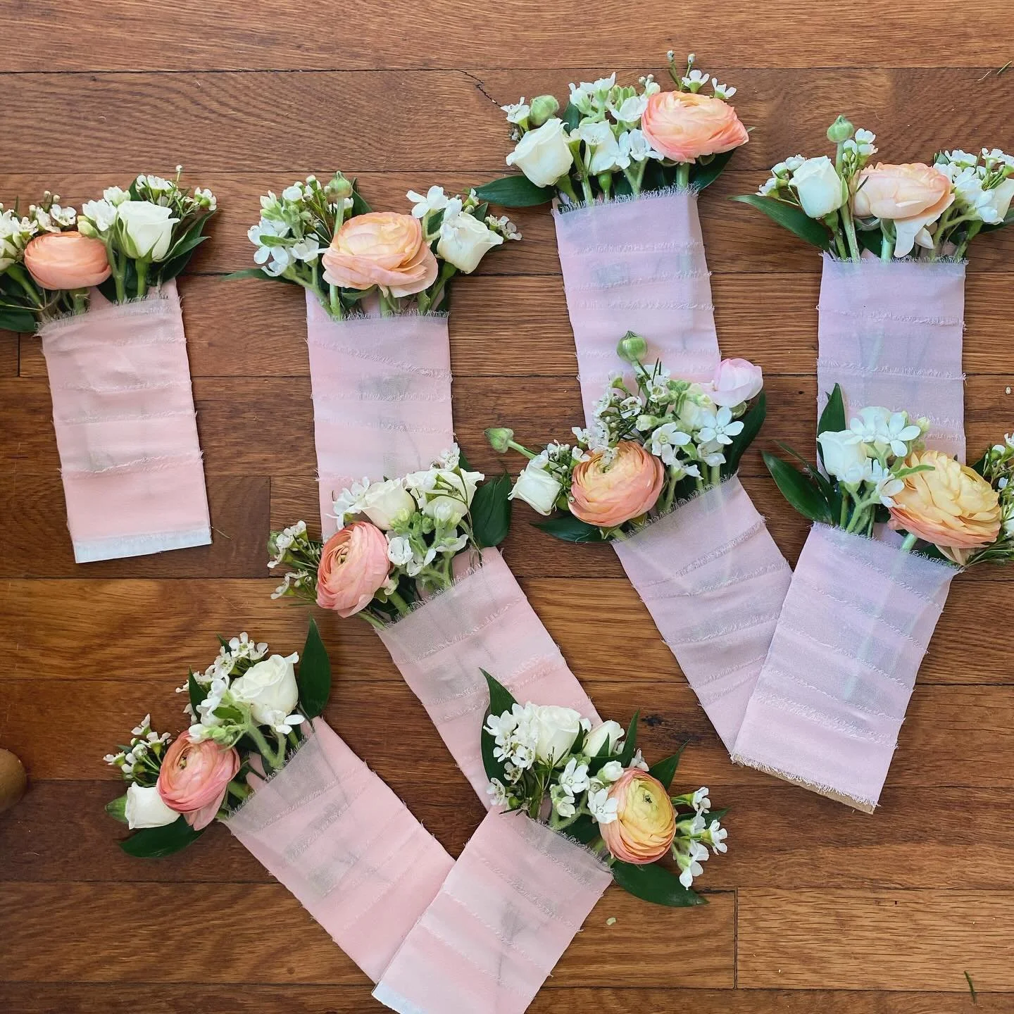 Big fan of the pocket bout! In my (humble) opinion they are easier for everyone day of, more durable and more stylish! Who&rsquo;s with me? 👍🏽
&bull;
&bull;
&bull;
&bull;
#pocketboutonniere #boutonniere #groomsmen #weddingparty