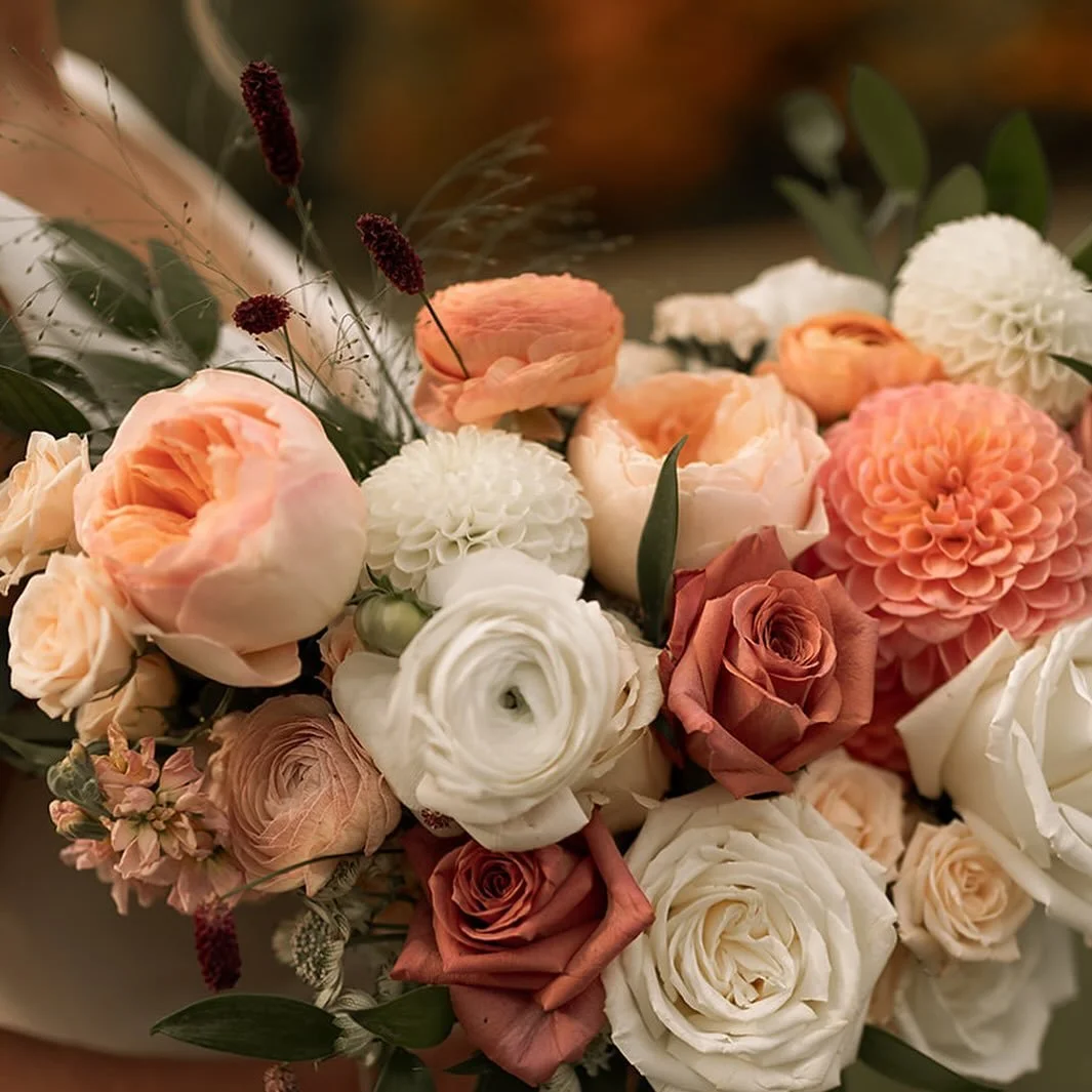 Soft fall palettes make me happy 🤍
&bull;
&bull;
&bull;
📷: @shelbyrosephoto 
#bridalbouquet #octoberwedding #owlsnestwedding #owlsnestlakehouse #bostonweddingflorist #newenglandweddingflorist #MAweddingflorist #massachusettsweddingflorist #brideand