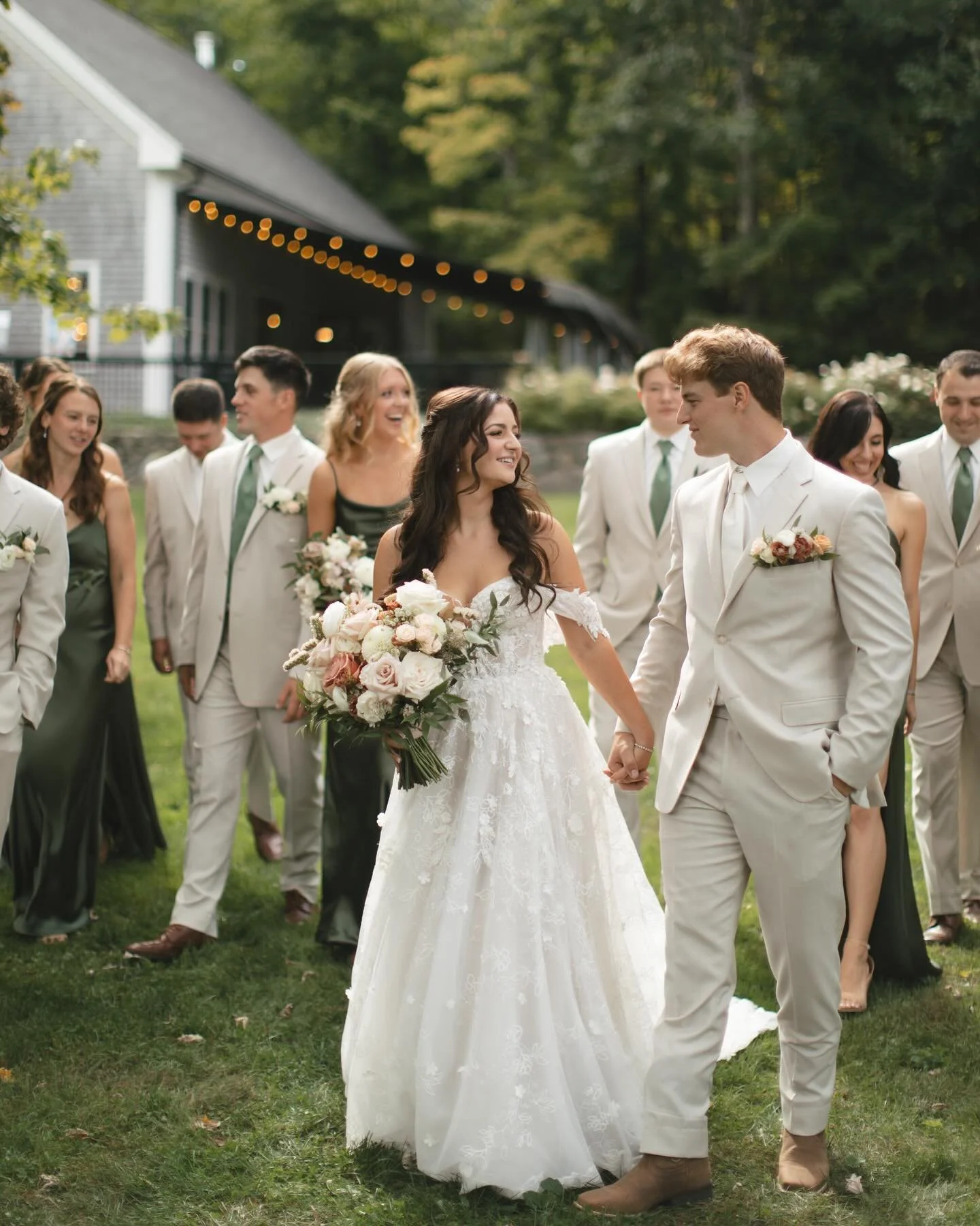 Grace and Ben 🤍 an unforgettable day at @thethompsoninn celebrating these two and their friends and family (and their sweet pup) 🐶 It was one of those weddings that just sticks out in my mind and I was so grateful to flower it for them! 
&bull;
&bu