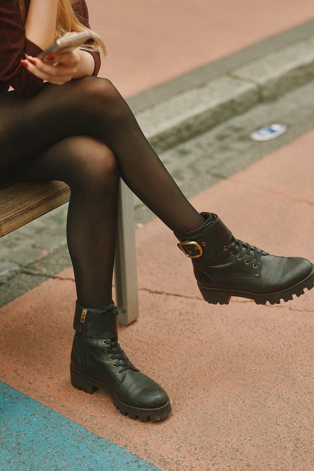 FOGAL_FW25_GIFT-GUIDE_OpaqueTightsBlack02.jpg