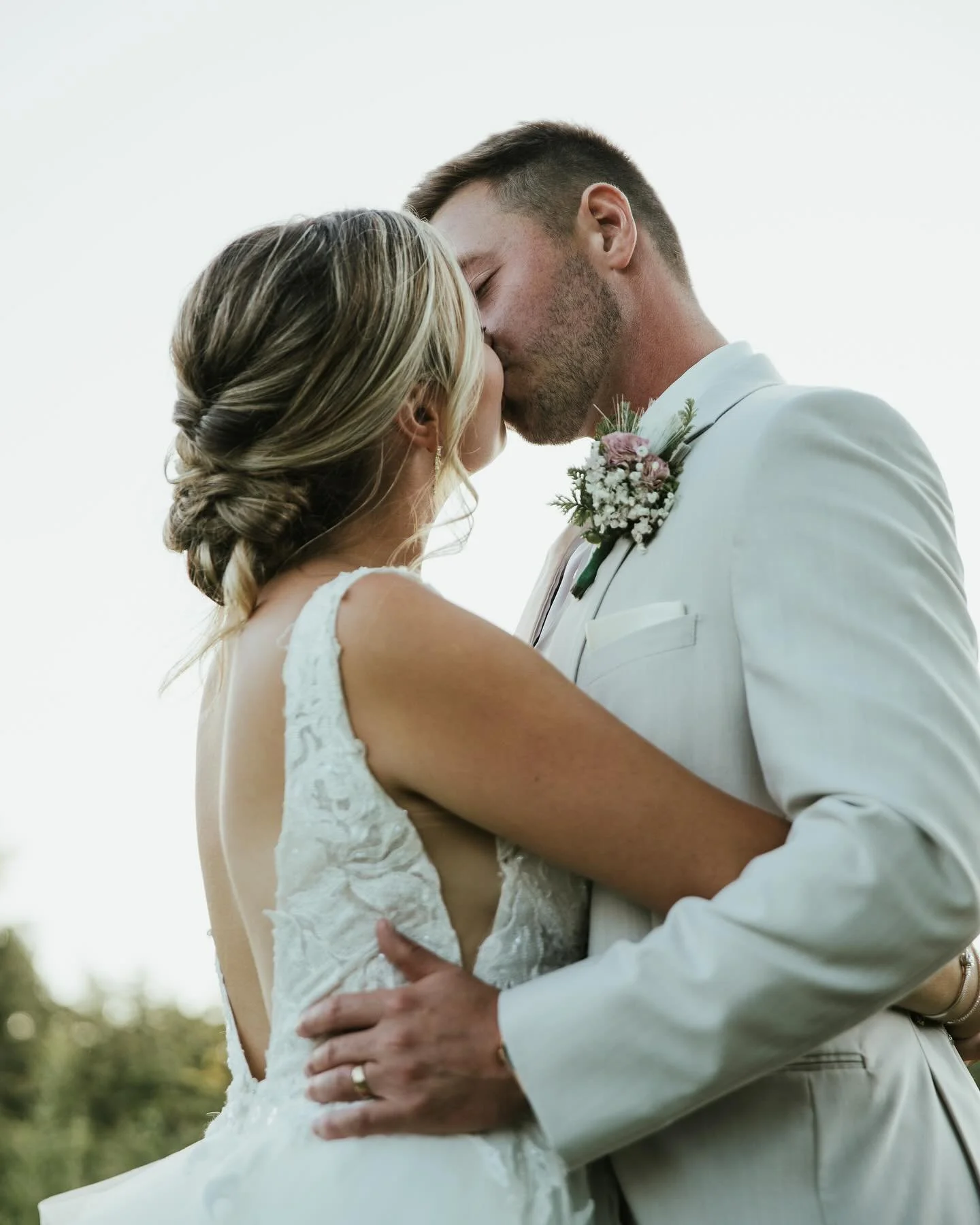 Throwback to warm weather and the Tuckers getting married ☀️🤍

#wisconsinweddingphotographer #illinoisweddingphotographer #weddingphotography #chicagoweddingphotographer #wisconsinweddingphotography #midwestweddingphotographer