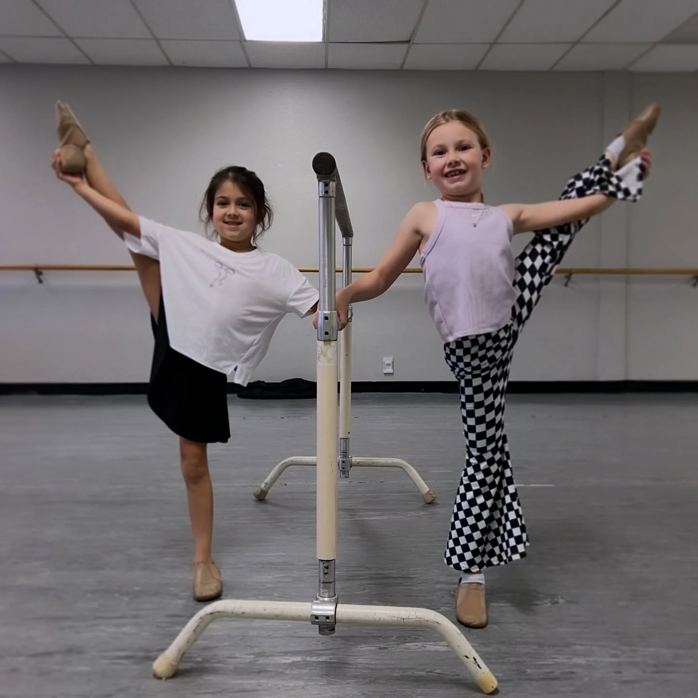 Happy dancing because we are back to dance today!🕺 See you in the studio!🪩🧡