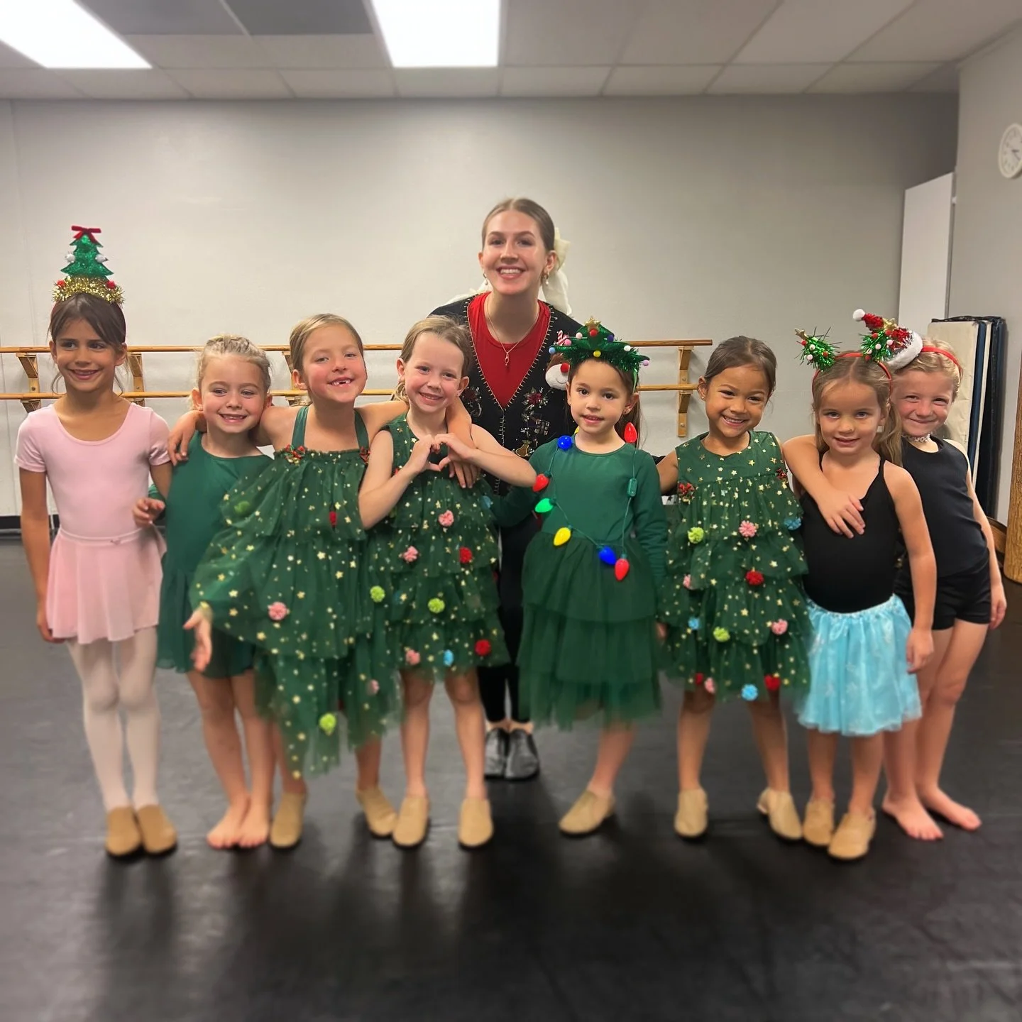 Merry Christmas from AZDD!🎄🧡
We hope all of our dancers and families have a wonderful holiday. Don&rsquo;t forget, we are on break until January 5th! Enjoy your time with loved ones and don&rsquo;t forget to stretch🤸&zwj;♀️