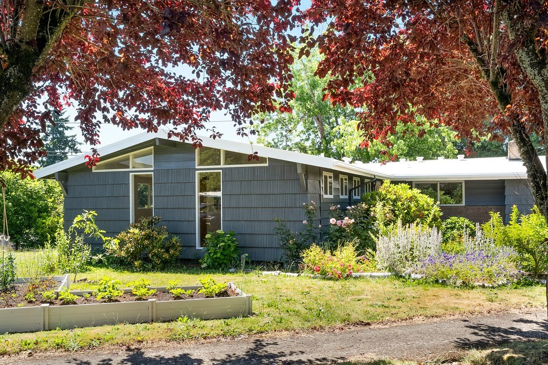 Calling all you mid-century lovers, artists, and farmers to share drool over my newest listing located 11328 SE Pine Ct, Portland, OR. 🔗 in my bio under the LISTINGS tab of my website. Featuring an oversized 9,000 sqft lot and a big ol&rsquo; 2 car 