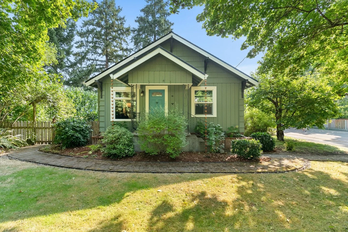 This garden variety bungalow listed by yours truly @explorehomerealty didn&rsquo;t even have a moment to shine on socials. In August this home garnered a whopping 16 offers in 3 days and sold for $84,000 over list in record time. Reflecting on my 202