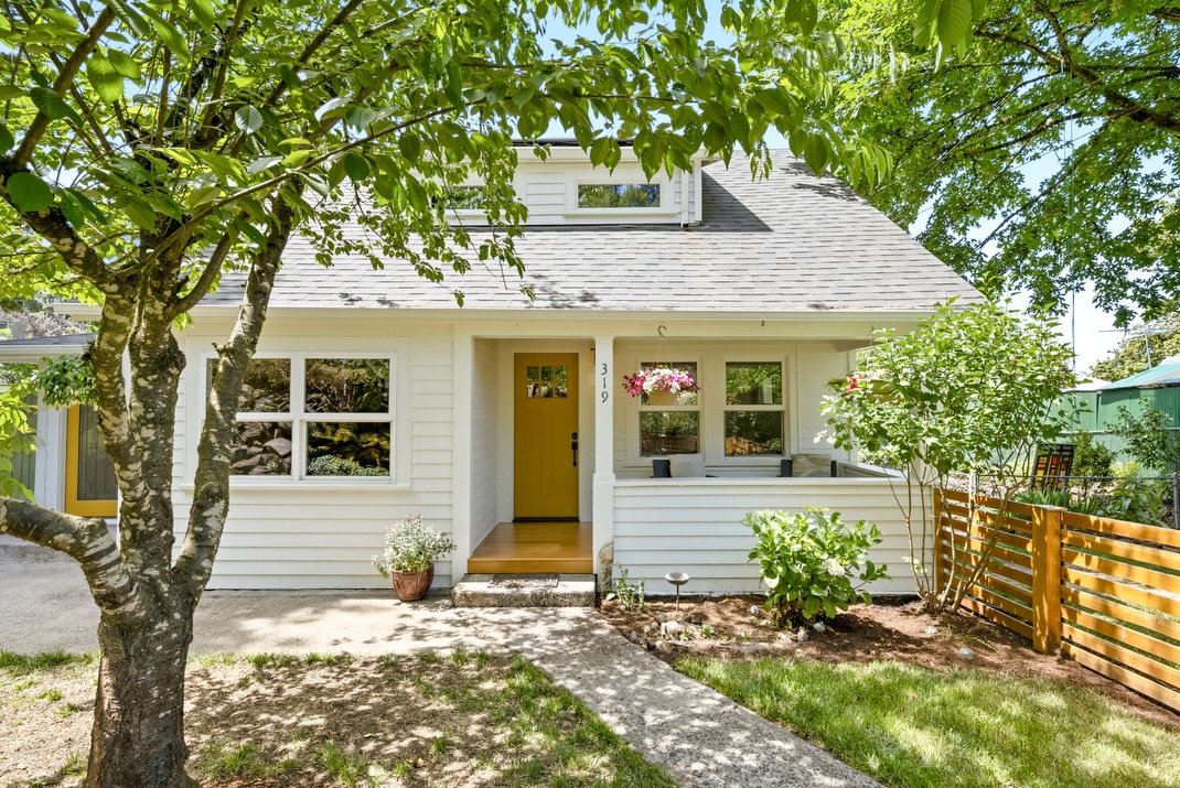 ✨JUST LISTED✨ by @explorehomerealty - a move in ready golden child Craftsman Bungalow. It&rsquo;s a home that&rsquo;s been undeniably loved and skillfully restored by the most fastidious finish carpenter @reddingcustom Situated in laid back Oregon Ci