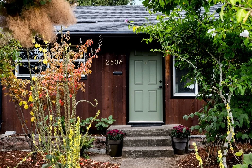 Welcome to Grounded Minimalism // the newest ✨LISTING ✨ study by @explorehomerealty and potentially your besties S. Tabor new residence - send it to them! Inside, every 1,077 sqft has been carefully crafted and loved. Outside, every 5,662 sqft of yar