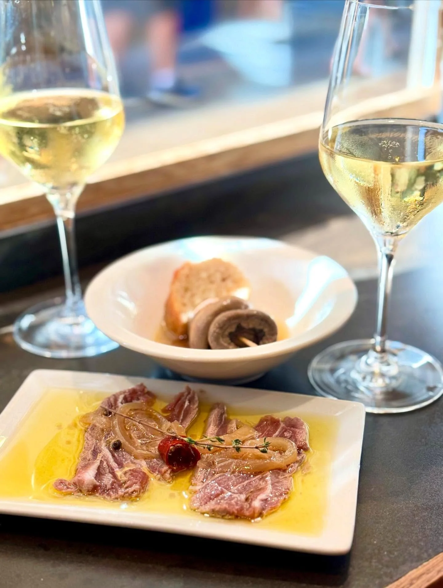 Food tripping in San Sebastian 🤩
Here below are some of our favorite spots we definitely recommend: 
@tambodonosti 
Tuna escabeche 
Pintxo de tres champiñones en brocheta (mushrooms)
@sirimirigastroleku 
Boquerón y anchoas con aceit