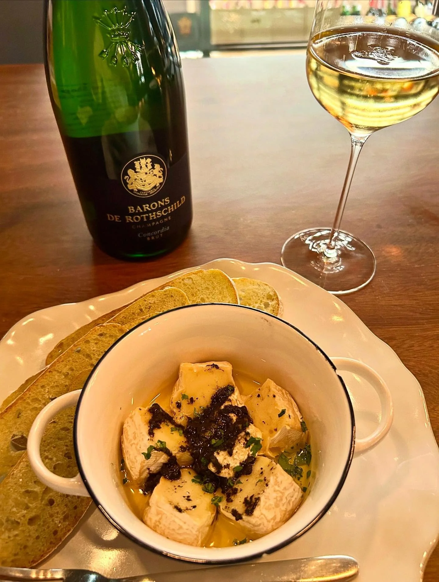 An exquisitely curated journey of Champagne expressions, paired with delicious bites — a night of elegance to remember 🥂
#TheTastingClub #ChampagneTasting #ChampagnePairing