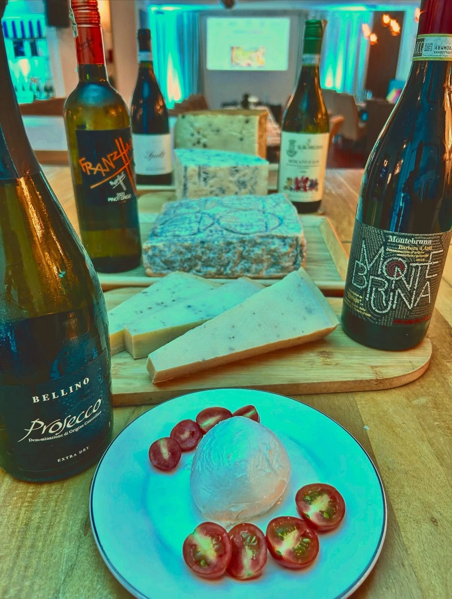 Grazie mille to everyone who joined us last night for A Taste of Italy — a beautiful evening of Italian wines, regional cheeses, and wonderful company 🍷🧀 
From crisp Prosecco with Mozzarella to rich Barbera paired with truffle cheese and swe