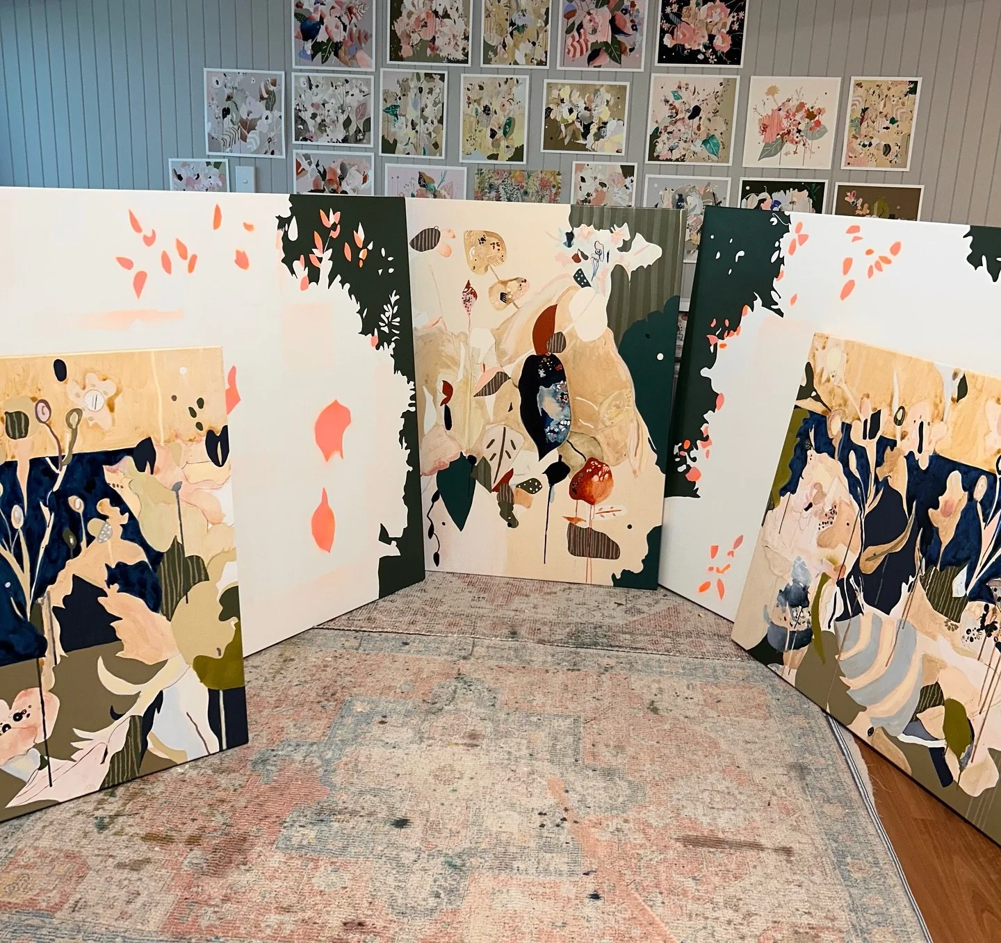 My first true love&hellip; painting 
Love seeing my little studio filling up again ☺️
Happy Saturday x 

#bethkennedyart #botanicalart #australianart #australianartists #colour #discoverartists #originalart #originalartists #discoverart 
#painting #a