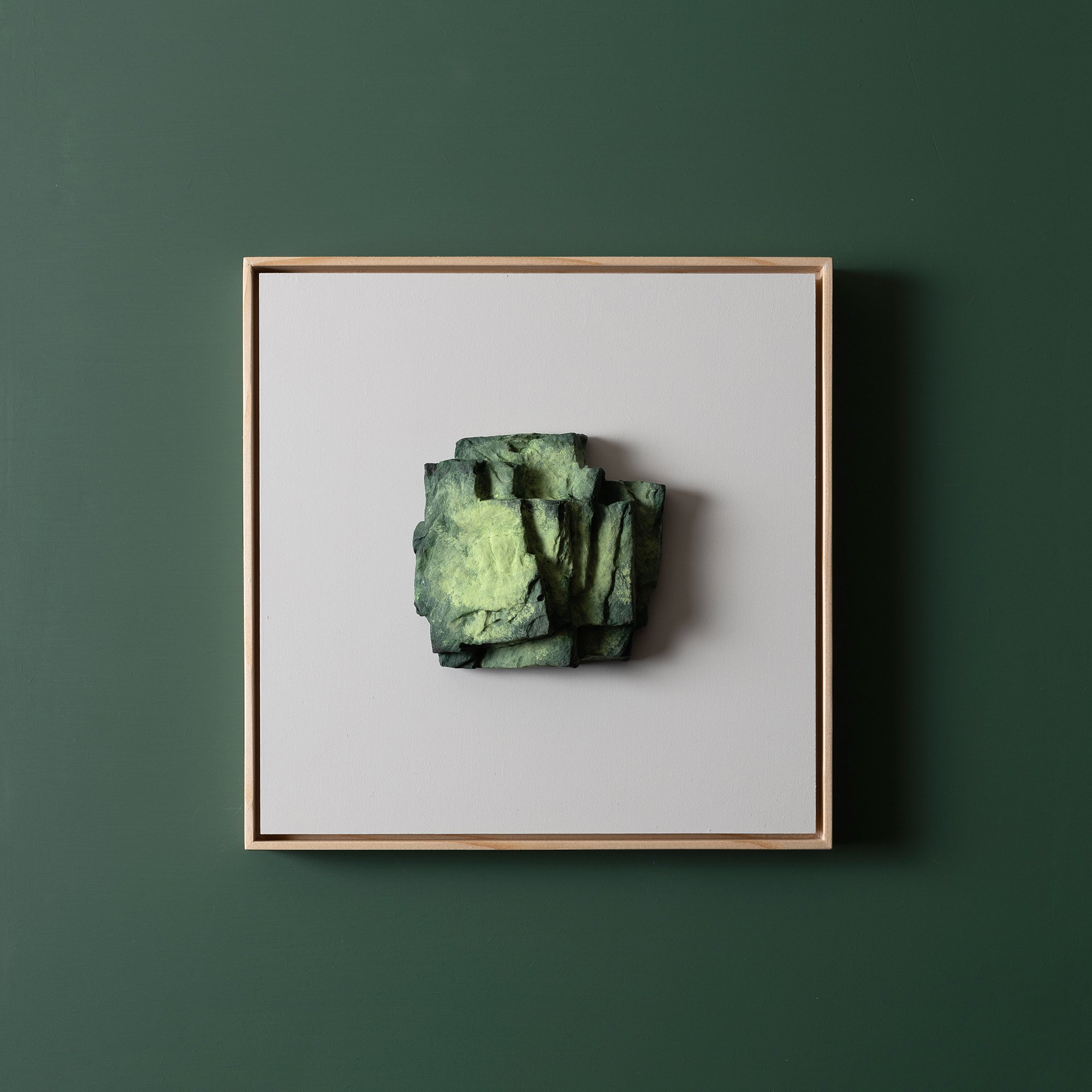 Grüner Stein: Keramik, Acryldispersion, div. Pigmente: 25 x 25 x 7cm: 2022