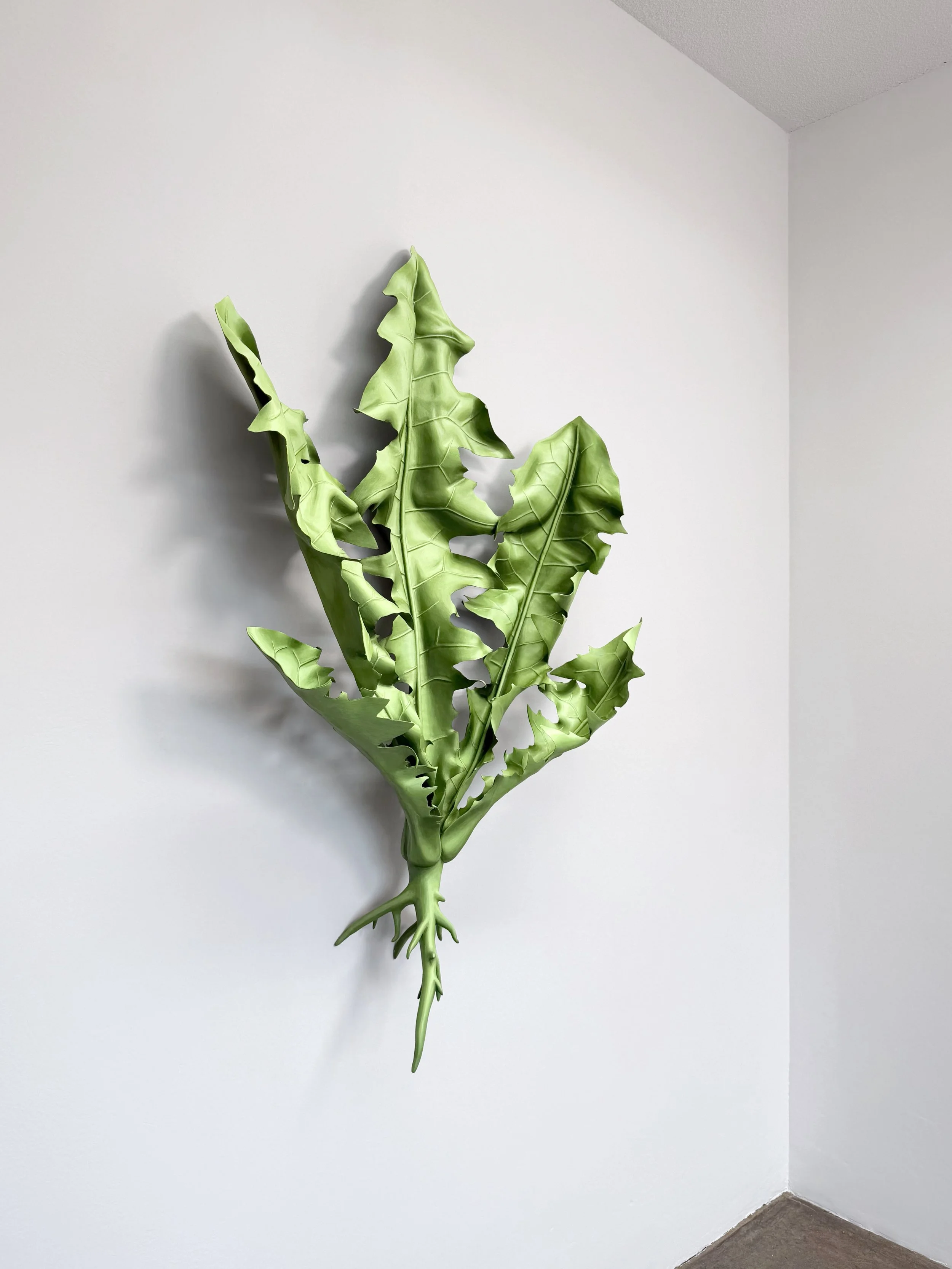 Löwenzahn:
Epoxid, Aluminium, Dispersion, Pigmente
79 x 123 x 31cm
2026