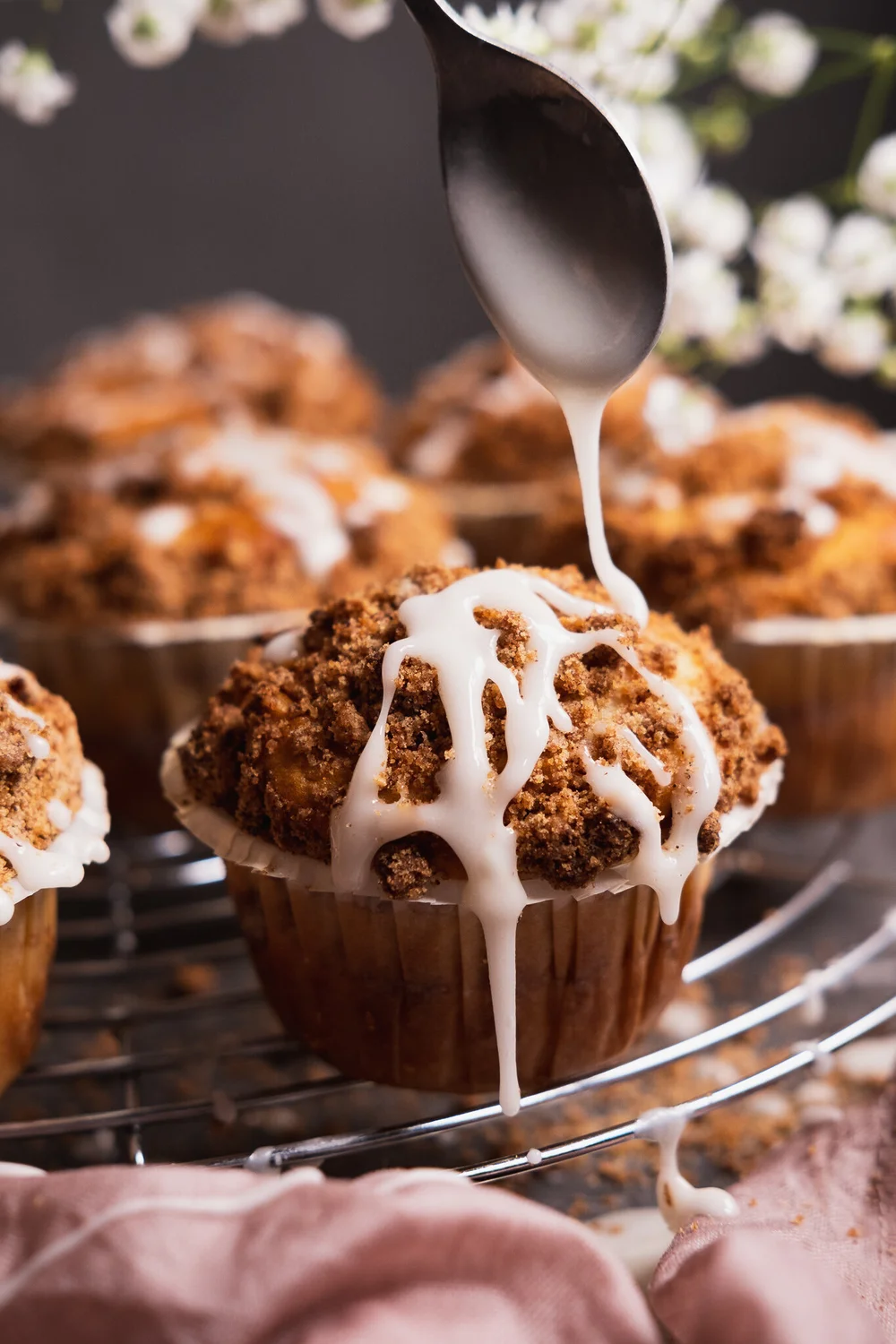 Veganska muffins med kanelsmulor och glasyr — Vegoskafferiet