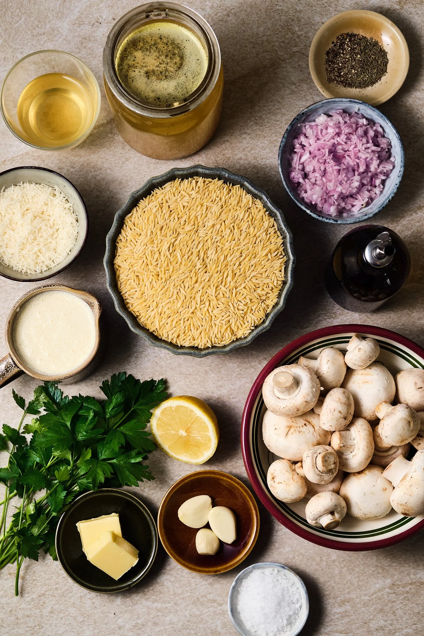 Ingredienserna till krämig risoni med svamp