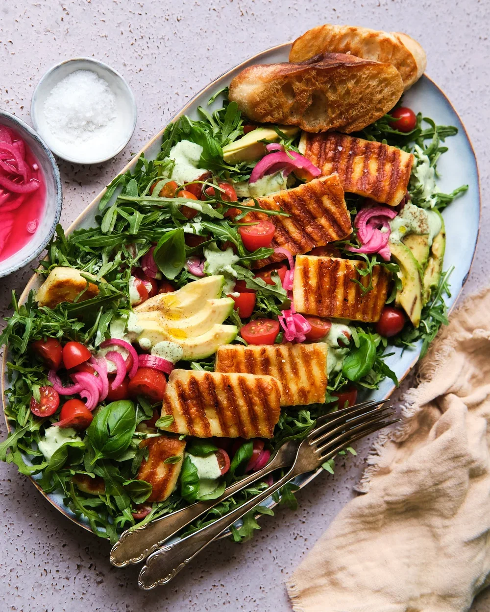 Sallad-med-grillost-stående.webp