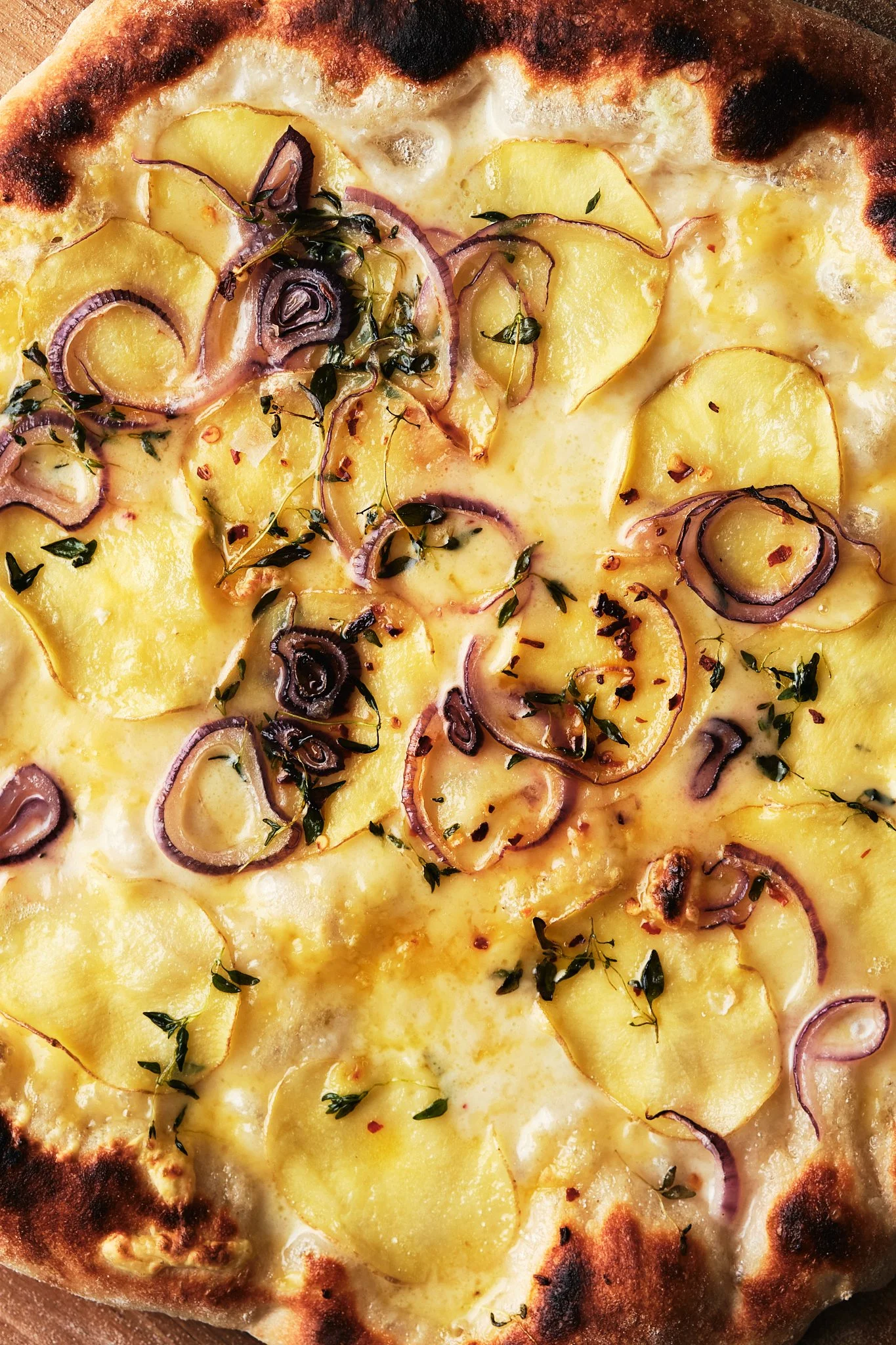Vegansk pizza bianca med potatis och timjan — Vegoskafferiet