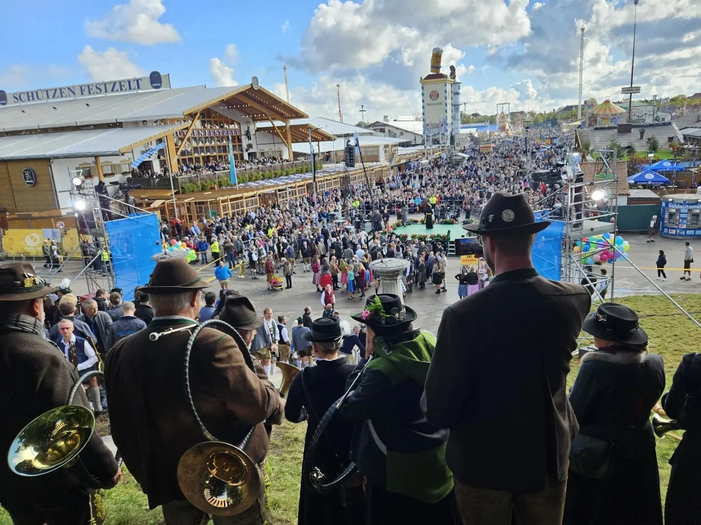 Programmhinweis: Unsere Jagdhornbläser beim Platzkonzert
Am Sonntag, dem 28. September 2025 ist es wieder so weit: Die Jagdhornbläser der Kreisgruppe Miesbach sind erneut Teil des traditionellen Platzkonzerts der Wiesnwirte. 
Unter d