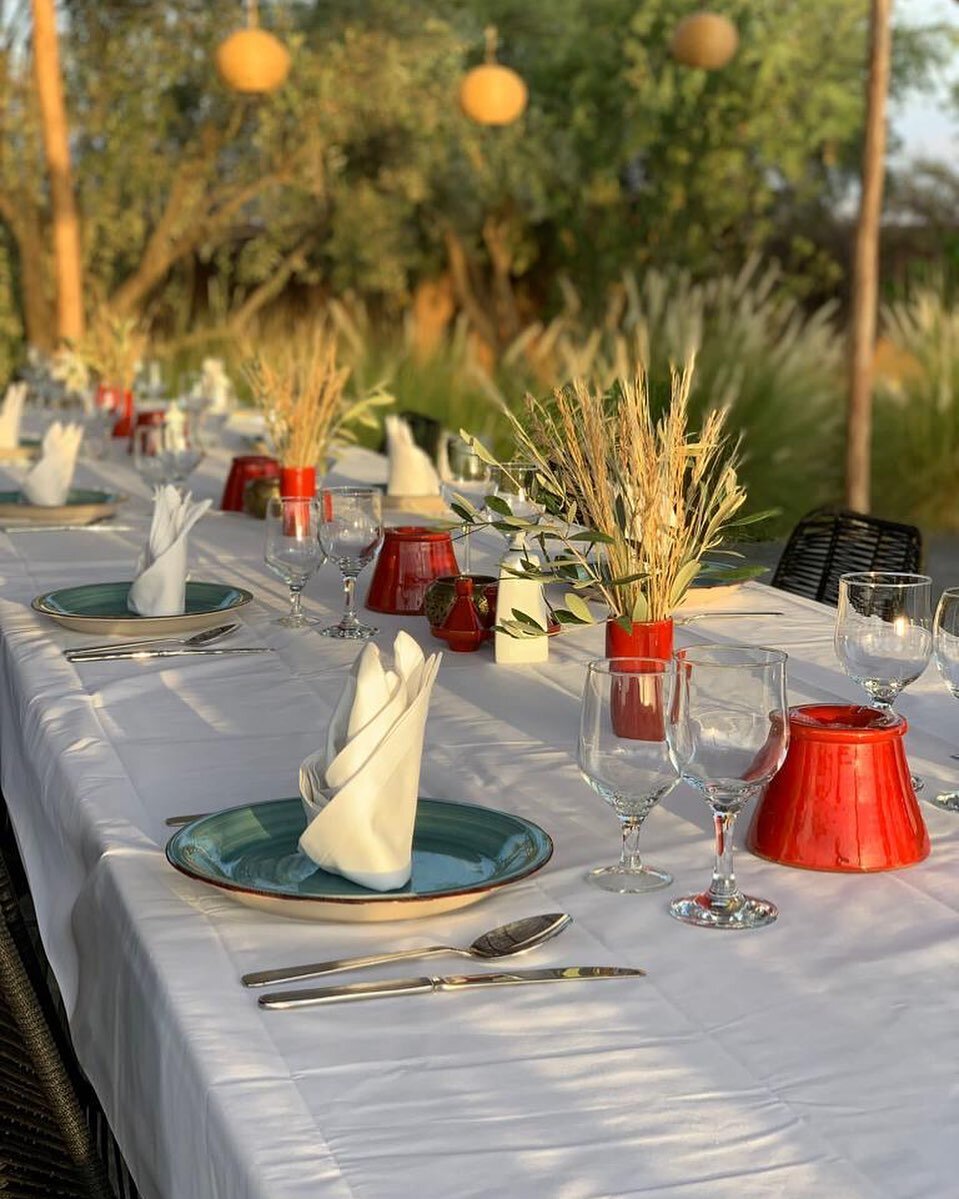 Bon app&eacute;tit ! D&icirc;ner sur la terrasse #dar_noujoum_marrakech #maisondhotes #guesthouses #luxuryhomes #marrakech #morocco🇲🇦 #maroc #d&icirc;ner #cuisinemarocaine🇲🇦 #cuisineinternationale