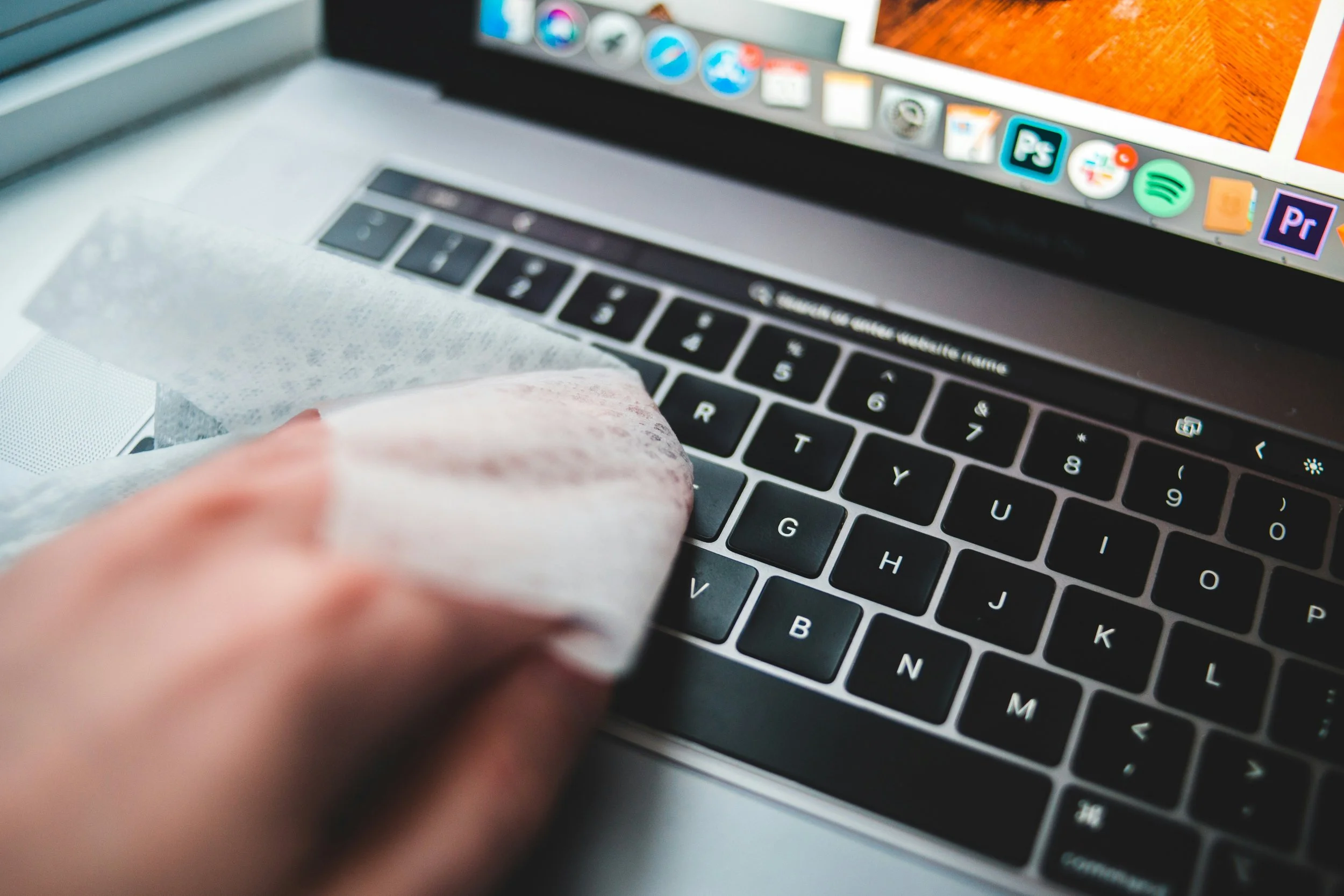 Cleaning a laptop with an iKlear cleaning cloth
