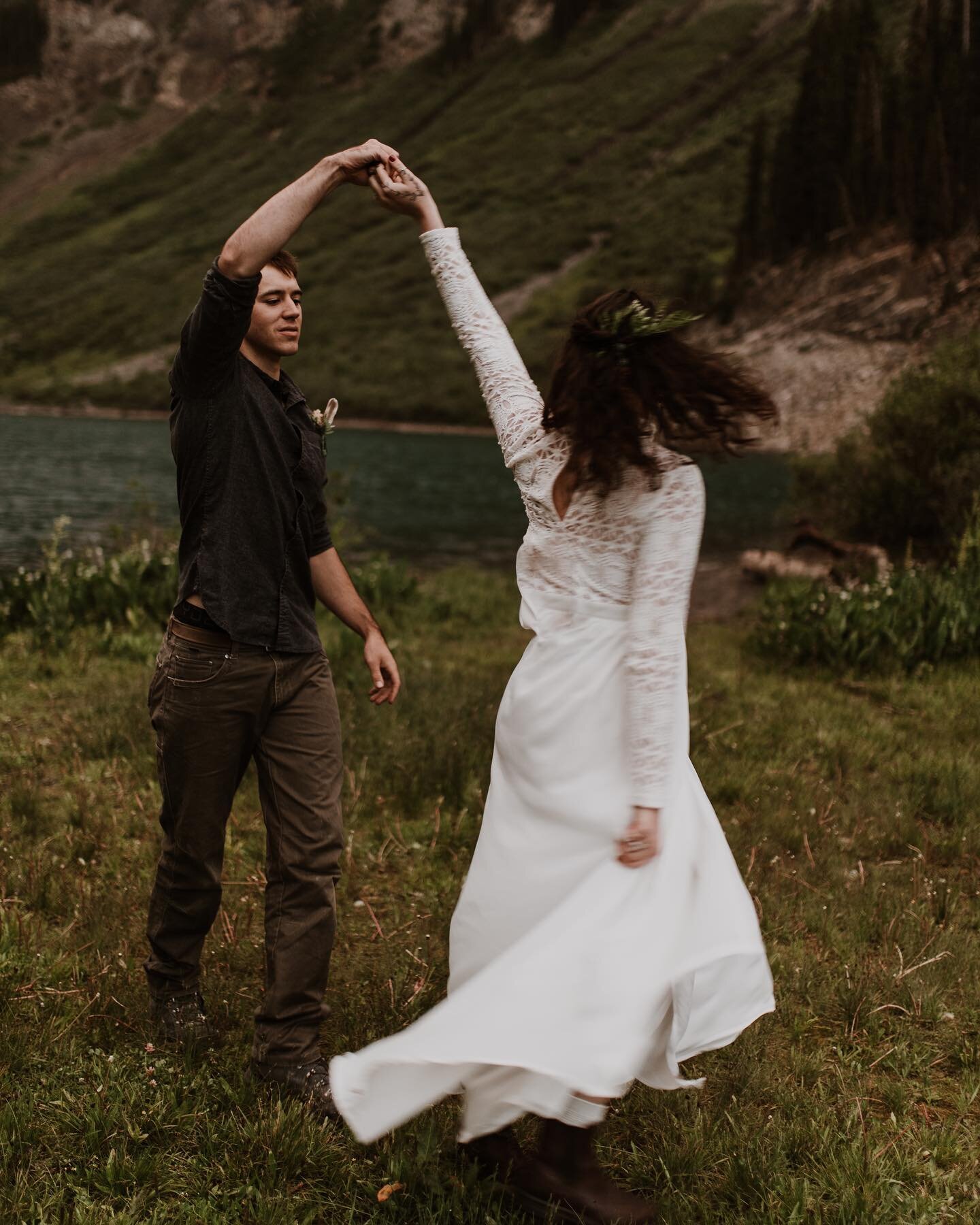 One of my fav places to shoot ⛰🌞🌼💐🌛
.
.
.
.
.
.
.
.
#tellurideelopement #tellurideelopementphotographer #tellurideweddingphotographer #ourayelopement #ourayelopementphotographer
#crestedbutteelopement #crestedbutteelopementphotographer #crestedbu