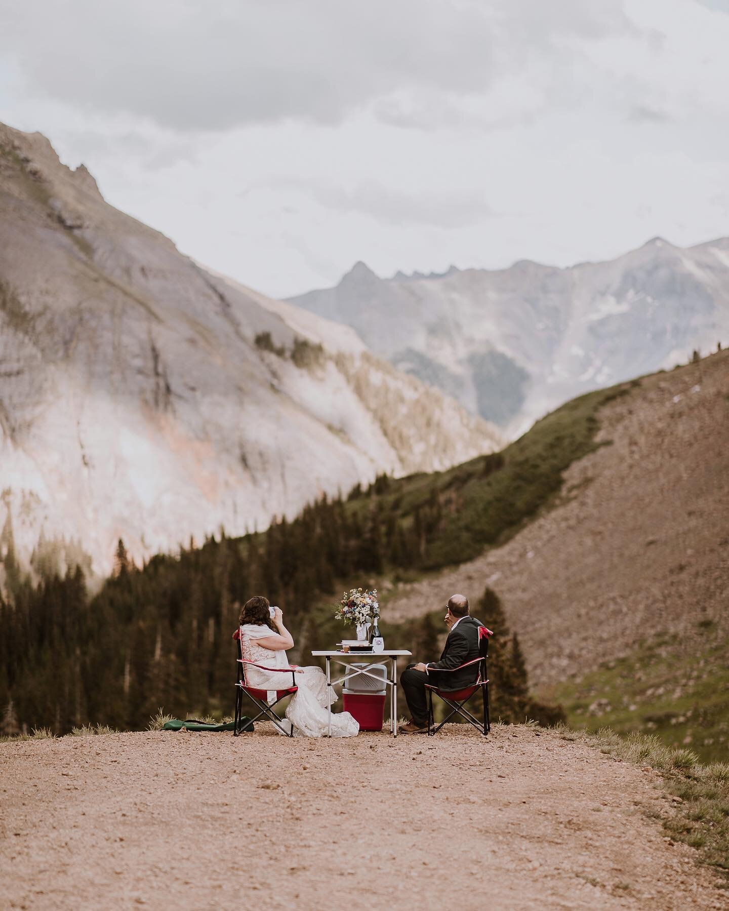 Dinner with a view ⛰ 
.
.
.
.
.
.
.
.
#tellurideelopement #tellurideelopementphotographer #tellurideweddingphotographer #ourayelopement #ourayelopementphotographer
#crestedbutteelopement #crestedbutteelopementphotographer #crestedbuttewedding #glacie