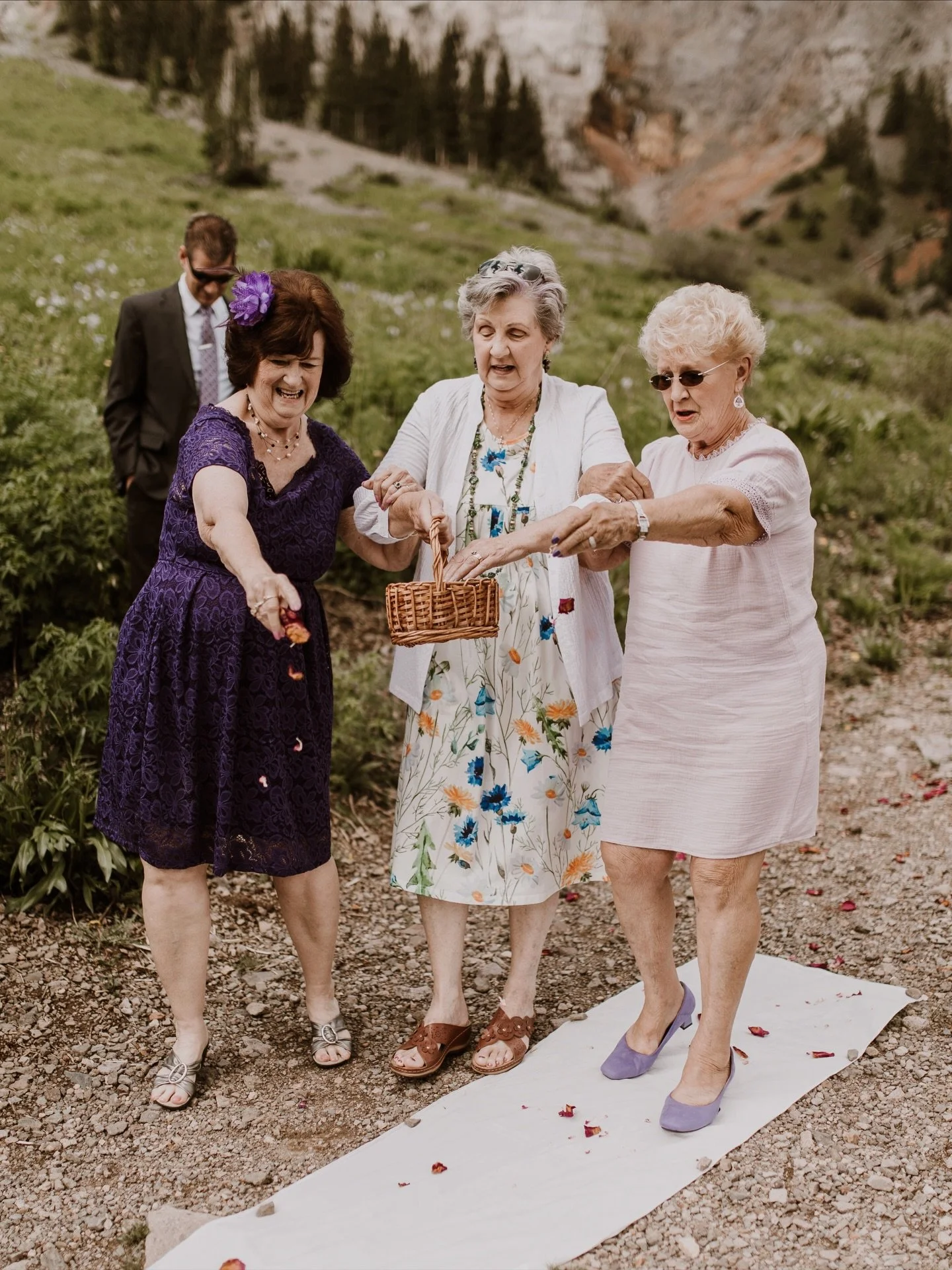 Terminally obsessed with these flower girl grandmas
.
.
.
.
.
.
.
.
#tellurideelopement #tellurideelopementphotographer #tellurideweddingphotographer #ourayelopement #ourayelopementphotographer