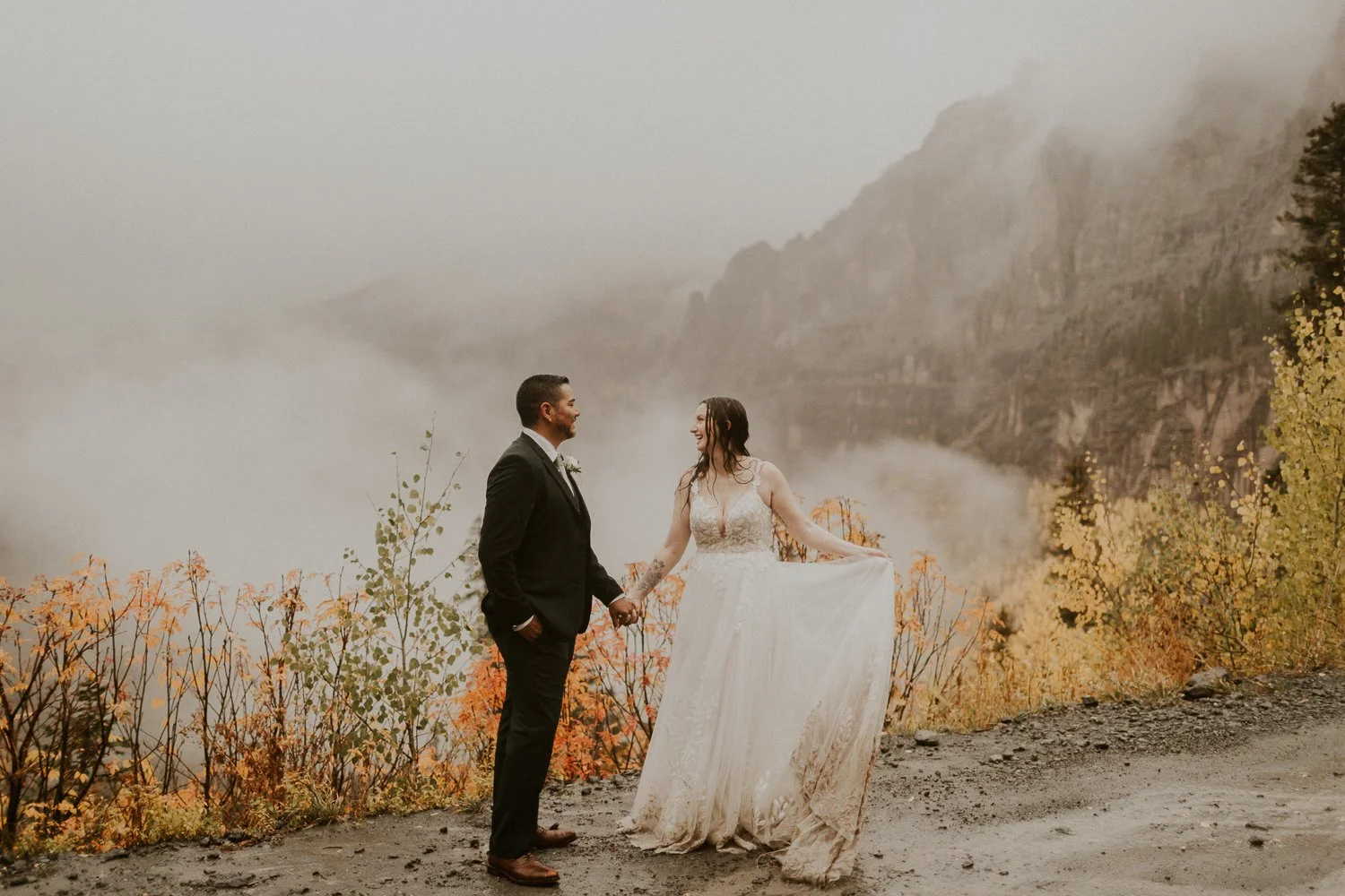 couple eloping in telluride in the fall