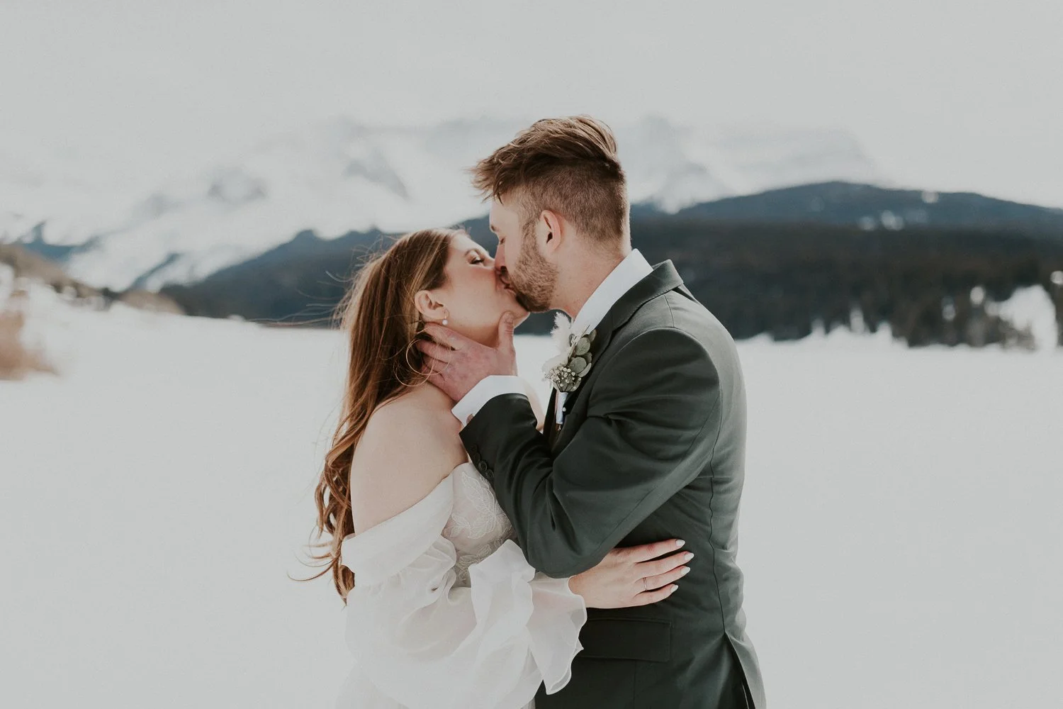 couple eloping at trout lake