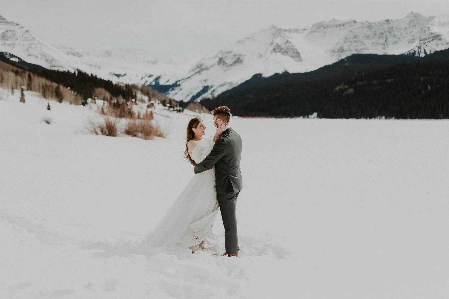 couple eloping in telluride in winter