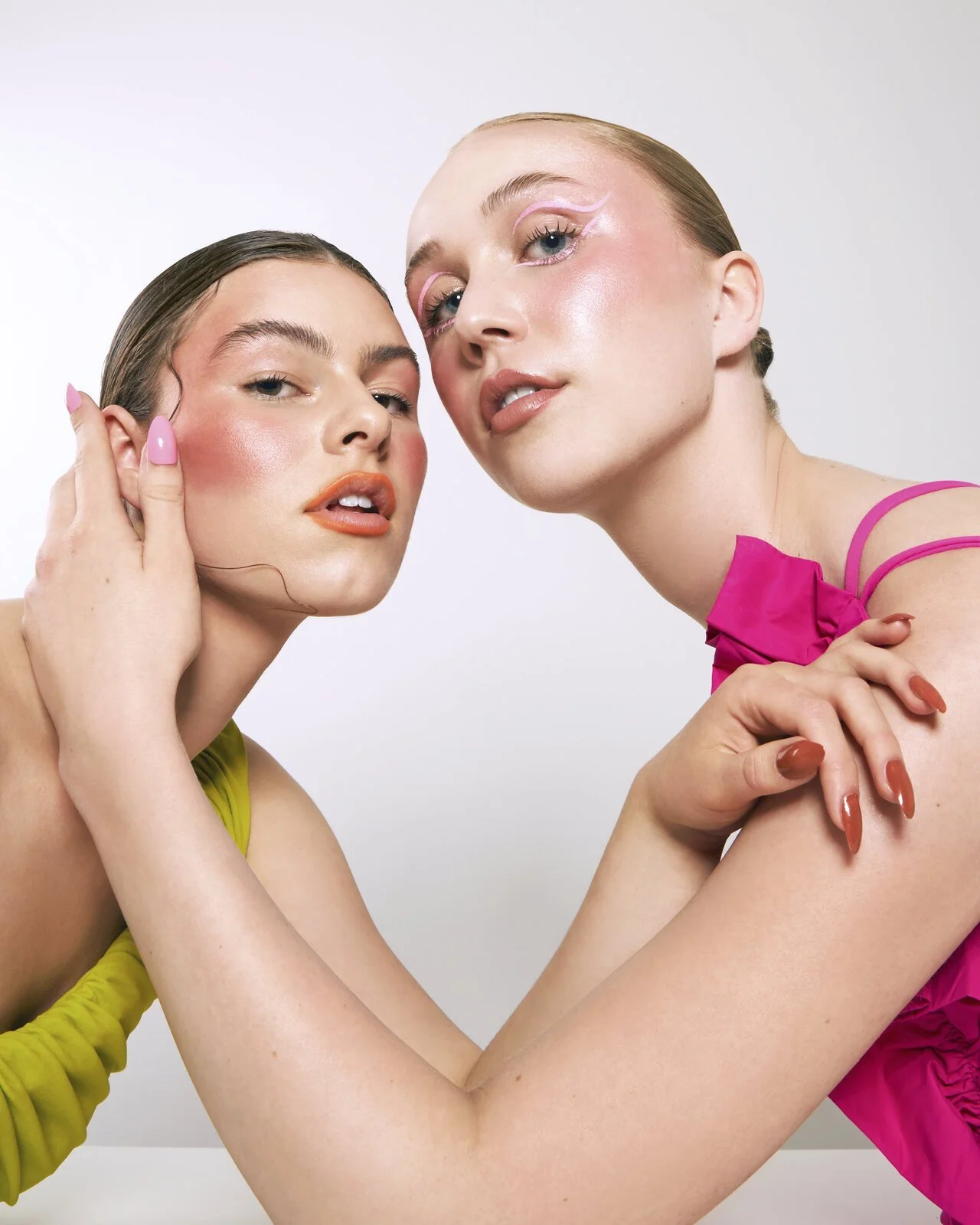 Photo: Leyli Sahin
H&M: Laura Gertz
Hair Assistant: Lara
Models: Nike Kupfer ( right ) Paula Fenja