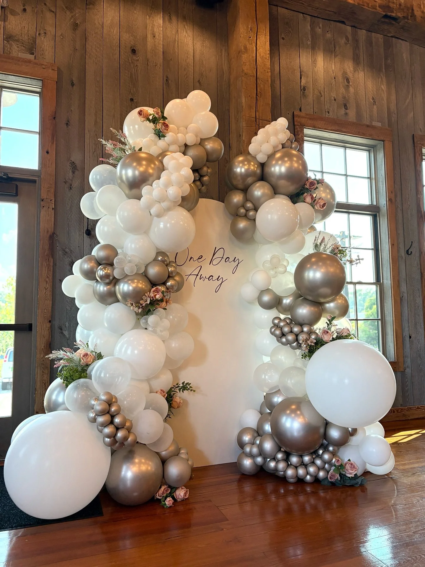 #onedayaway #loveandmarriage #weddingballoons #balloondecorations #stlballoonartist #stleventplanner #balloonandbash