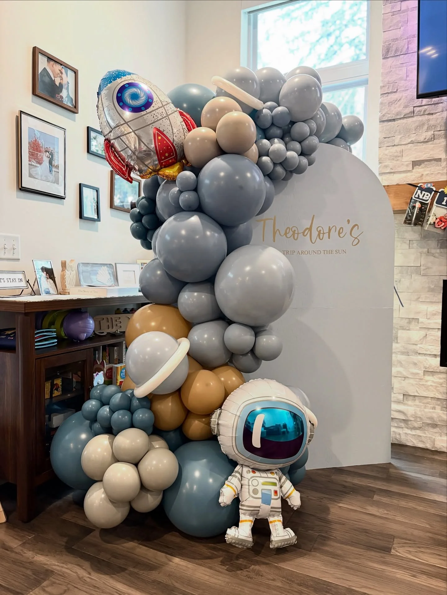 One’s first trip around the sun is a special one! Here’s to many more for adorable little Theo. 🫶🏼 #firsttriparoundthesun #birthdaybash #birthdaypartydecor #birthdayballoons #balloongarland #stleventplanner #spaceballoons #balloonandbas