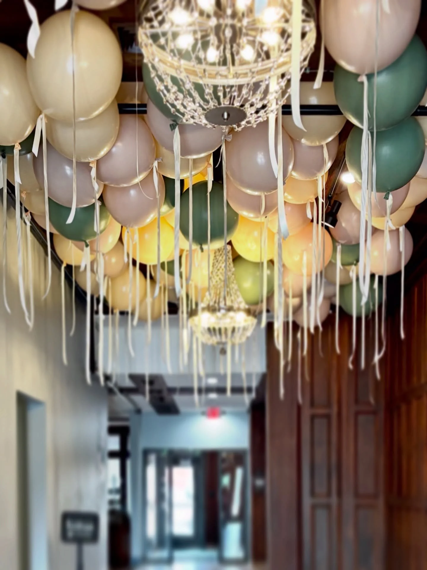 High ceilings require high standards. These oversized helium balloons completely transformed this space into a floating dream! When the venue is grand, the balloons should be too. 💅🏼 

#luxuryballoons #luxuryevents #corporateeventplanner #eventprof