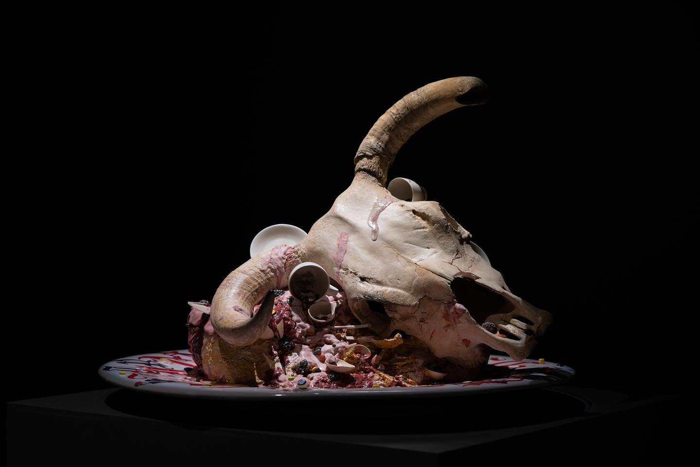 &ldquo;LA FINE&rdquo;, ceramica policroma, 2015 Bertozzi&amp;Casoni #carlocinquegallery #bertozziecasoni #mirabilitracce 
.
.
.
.
.
#carlocinque #gallery #contemporaryart #art #galleria #cake #artgallery #galleriadarte #brera #milano #ossa #skull #te