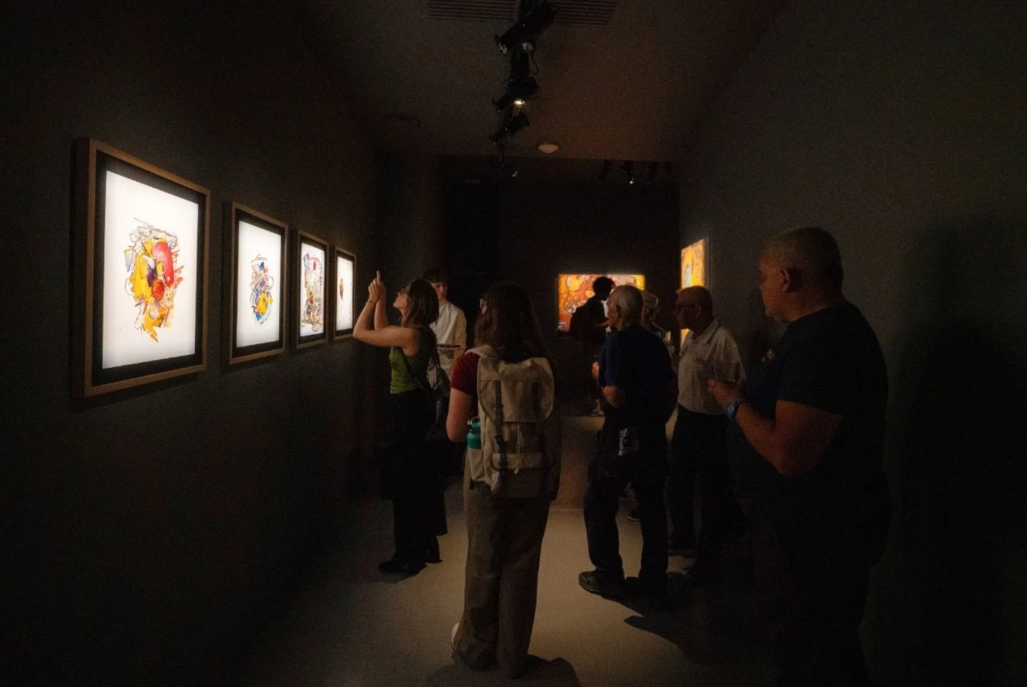 Visitare Logica Predicativa significa entrare in uno spazio che chiede tempo.
Le opere di Percival Everett non si lasciano possedere a colpo d&rsquo;occhio: resistono all&rsquo;urgenza della lettura, obbligano a sostare. &Egrave; una pittura che non 