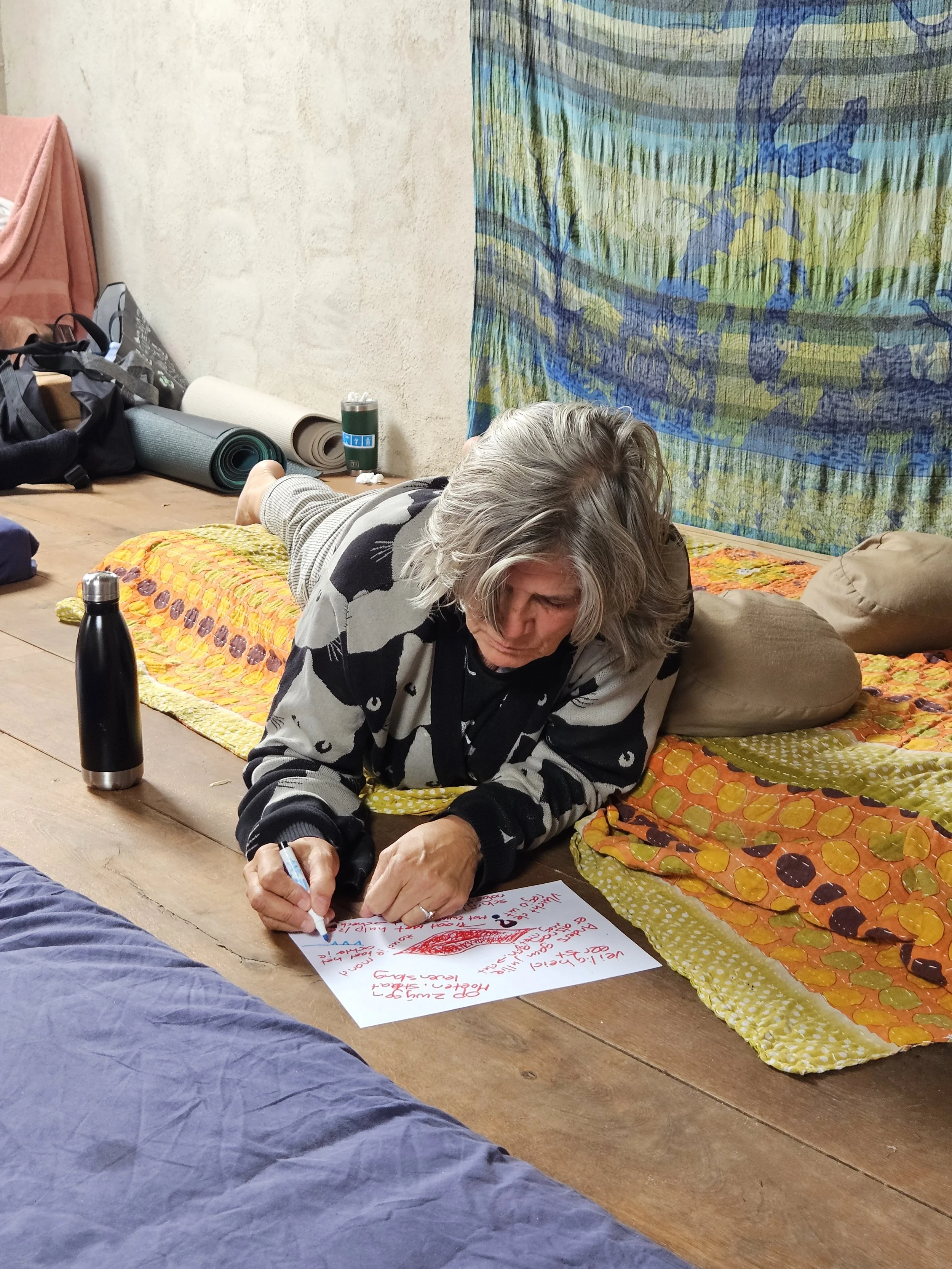 Een deelnemer schrijft haar gedachten op in een sessie van Internal Family Systems van Jeannine de Klerk in Frankrijk, Sadhaka