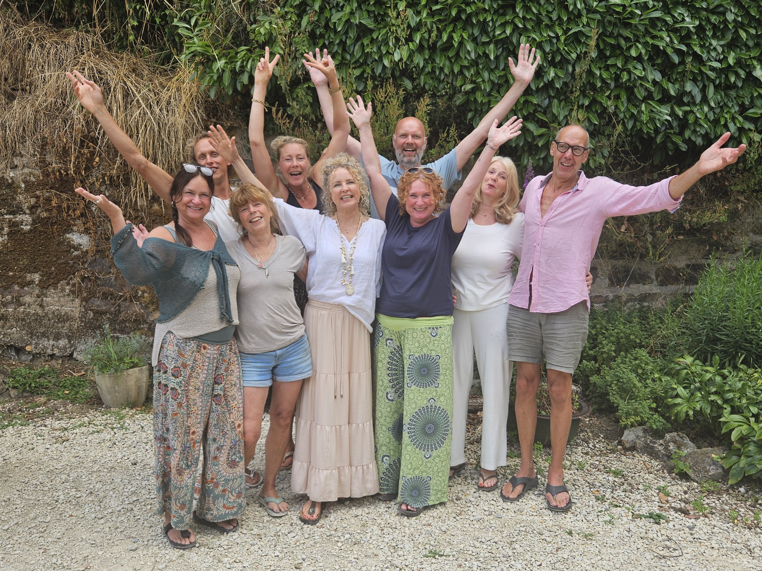 Een deelnemers van zomer retraite IFS therapie die samen poseren voor een foto in de tuin van de Sadhaka centrum toonaangevend op het gebied van Nederlandstalige yoga, Internal Family Systems en tantra in Frankrijk. 