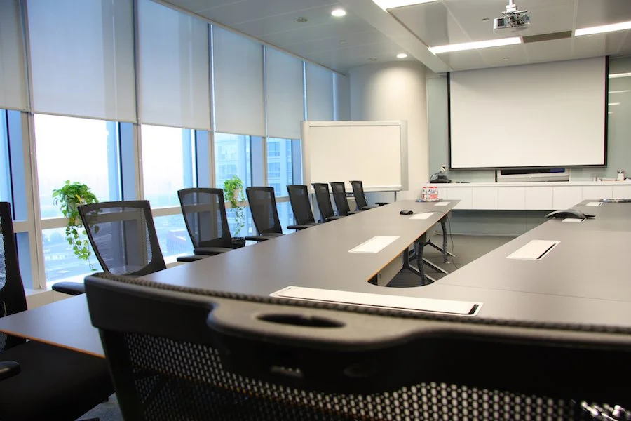 HOW AUTOMATED CONFERENCE ROOMS CAN HELP YOUR OFFICE’S PRODUCTIVITY