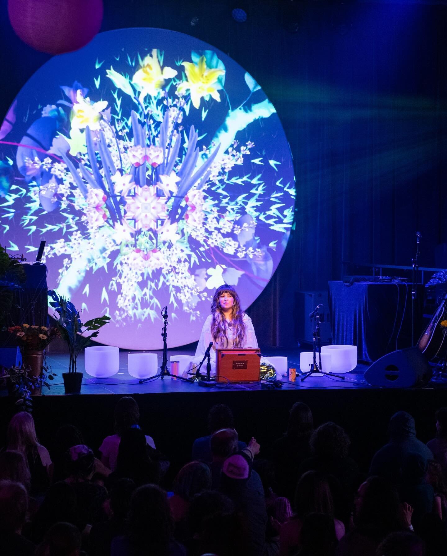 A few more moments from the show Sunday evening. 💜🫶✨ Thanks to all who came. 🌸😘

📸: @devanstonphoto 
🎥: my frandssss :)